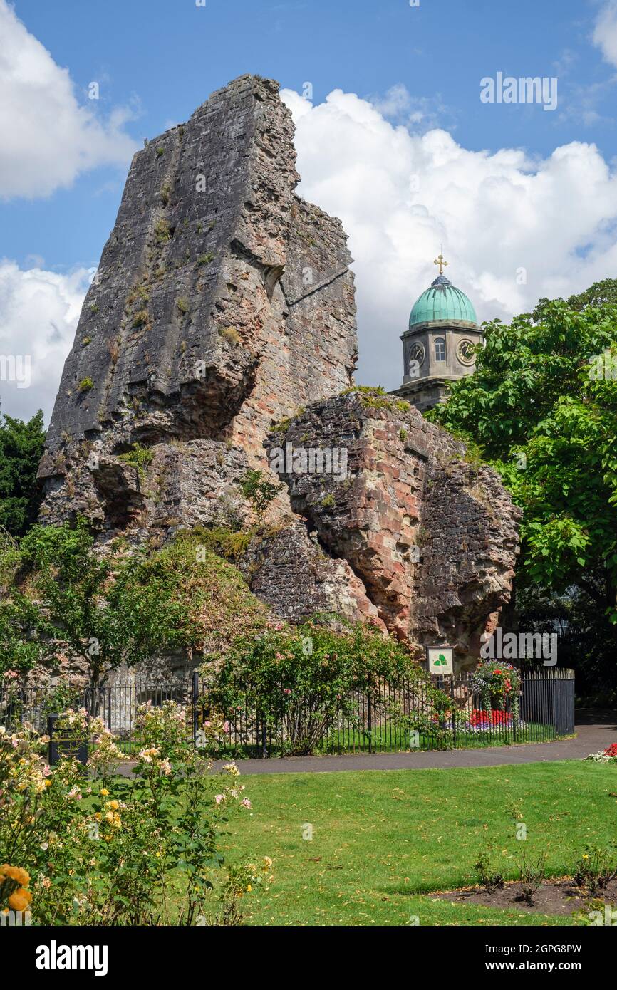 Die Ruinen von Bridgnorth Castle mit der Kirche St. Mary Magdalene, Bridgnorth, Shropshire Stockfoto