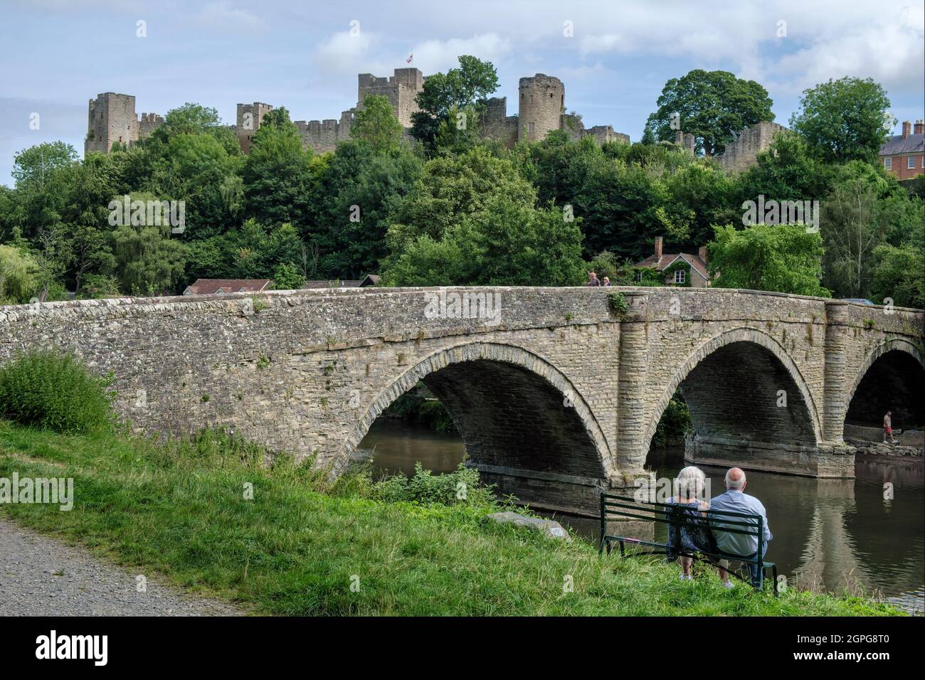 Dinham Bridge über den Fluss Teme und Ludlow Castle, Shropshire Stockfoto