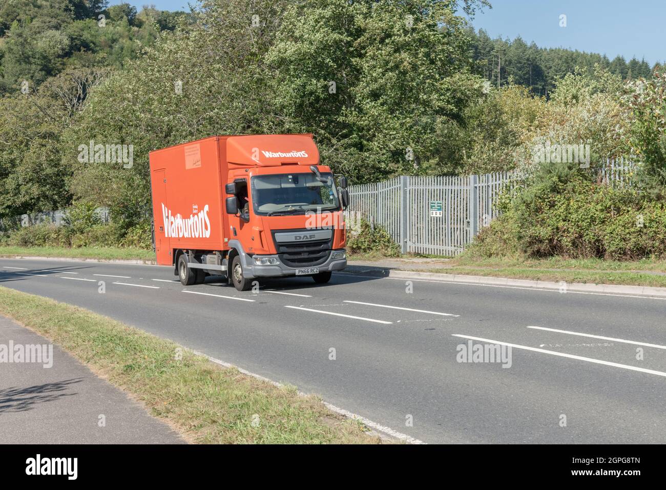 Warburton DAF LF Lieferwagen unterwegs auf bergauf Land A Road. Für den Mangel an britischen Fahrern, Warenlieferungen während Covid, britische Transportindustrie. Stockfoto