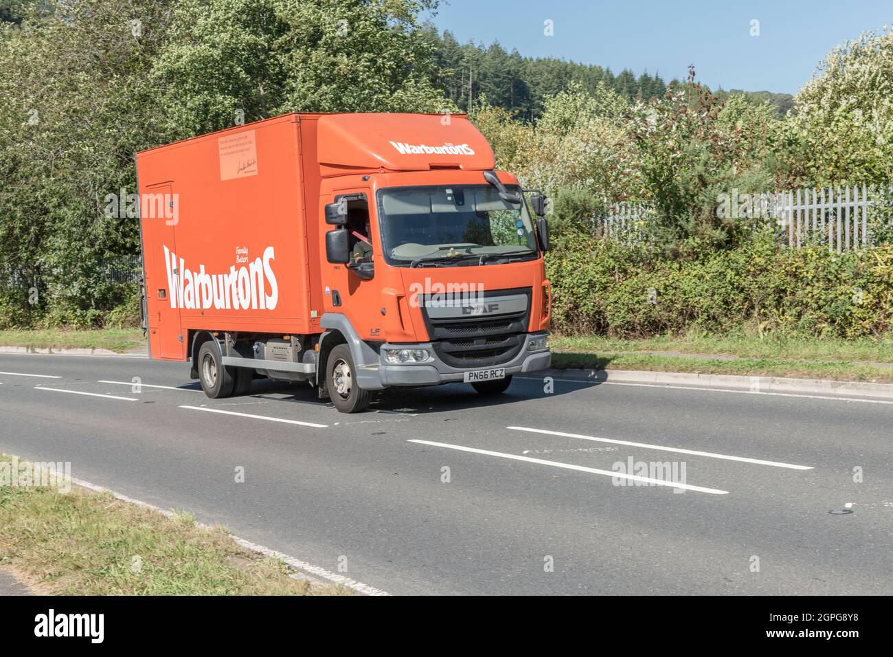 Warburton DAF LF Euro Lieferwagen auf bergauf Landstraße unterwegs. Für den Mangel an britischen Fahrern, Warenlieferungen während Covid, britische Transportindustrie. Stockfoto