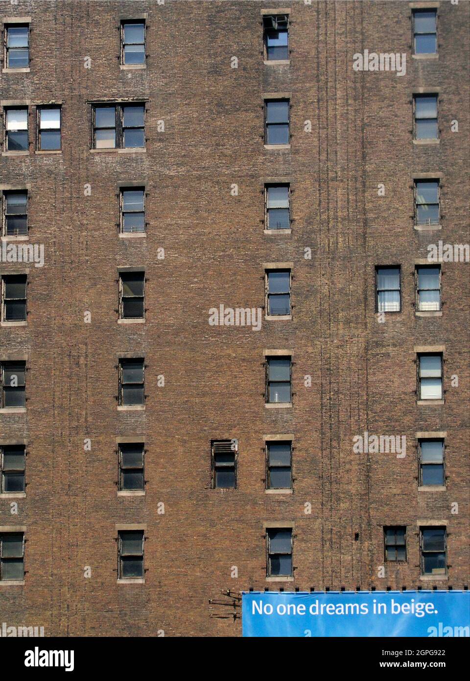 Niemand träumt in beigefarbenem Schild an einem Apartmentgebäude in Manhattan NYC Stockfoto