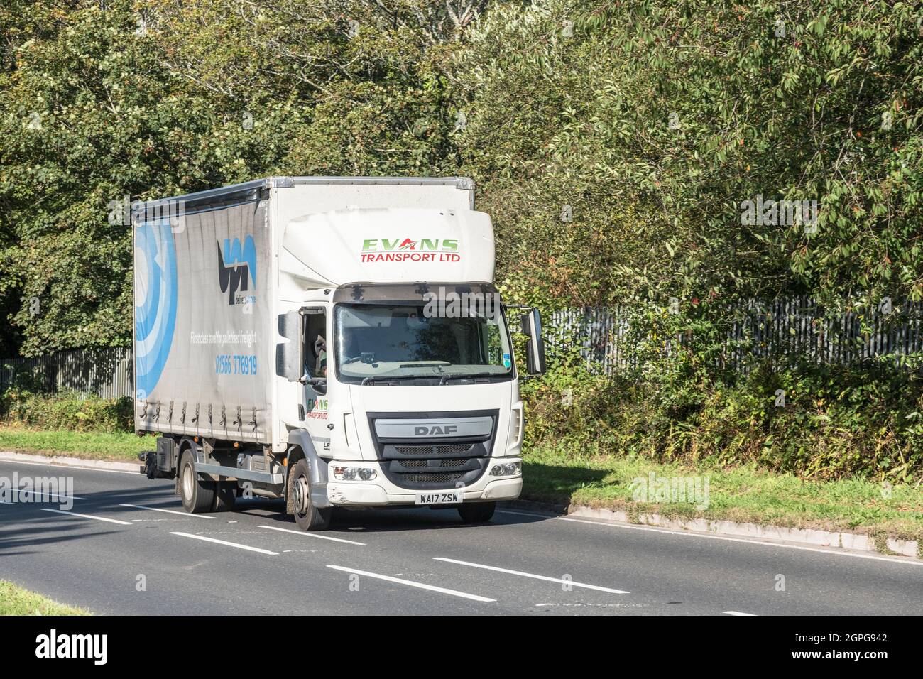 Evans Transport DAF LF Lieferwagen unterwegs auf bergauf Land A Road. Für UK Fahrer Mangel, Warenlieferungen während Covid, UK Transport. Stockfoto
