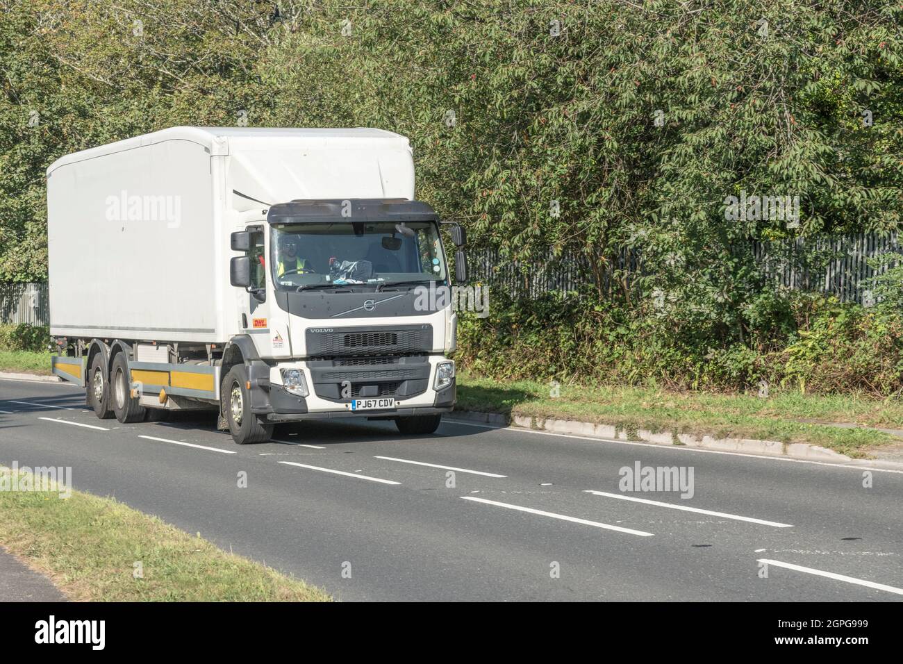 Unmarkierter Volvo FE-Lieferwagen, der auf einer bergauf führenden Straße unterwegs ist. Für den Mangel an britischen Fahrern, Warenlieferungen während Covid, britische Transportindustrie. Stockfoto