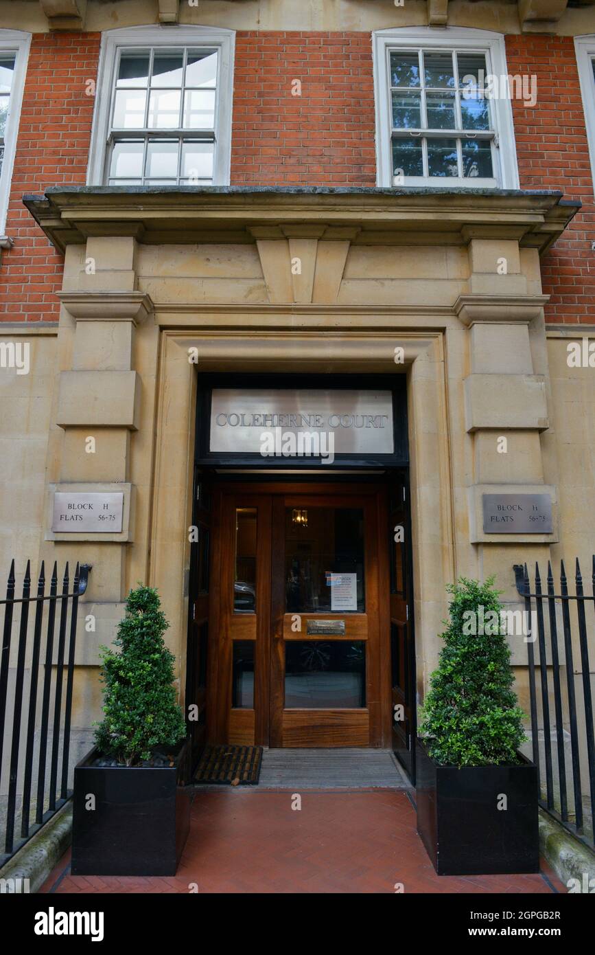 Blick auf den Haupteingang des Coleherne Court, wo eine blaue Gedenktafel zu Ehren von Diana, Prinzessin von Wales, in ihrer ehemaligen Londoner Wohnung errichtet wird. Stockfoto