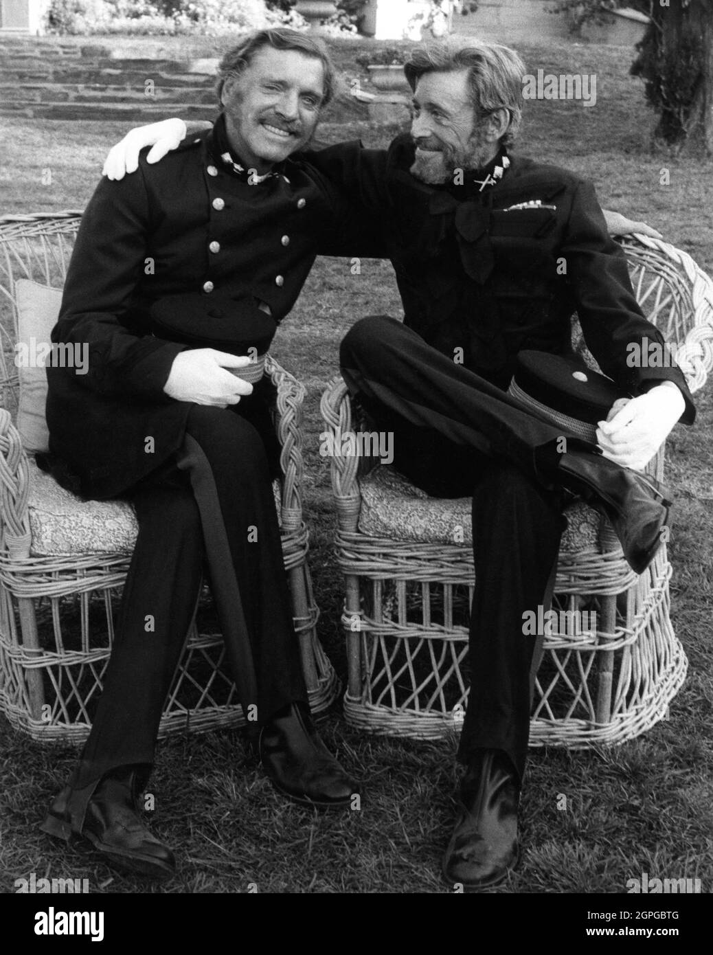 BURT LANCASTER in Kostüm als Colonel Durnford und PETER O'TOOLE in Kostüm als Lord Chelmsford am Set offen während der Dreharbeiten Von ZULU DAWN 1979 Regisseur DOUGLAS HICKOX Originalgeschichte und Szenario Cy Enfield Drehbuch Anthony Story Musik Elmer Bernstein Kostüme John Buckley Niederlande - USA Koproduktion Zulu Dawn NV / Lamitas / Samarkand Stockfoto