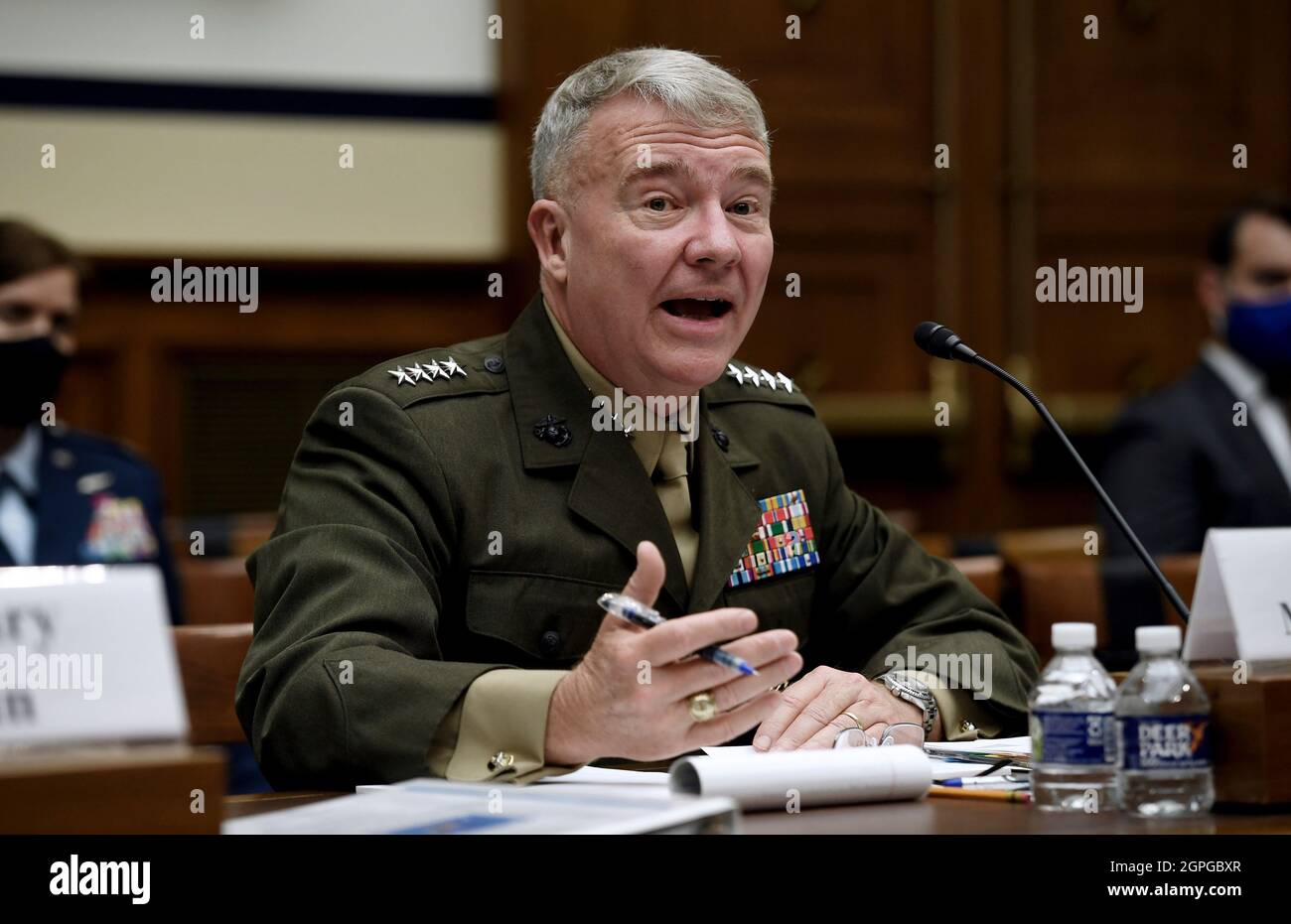 Marine Corps Gen. Kenneth F. McKenzie, Kommandeur des US Central Command, bezeugt vor dem Repräsentantenausschuss des Repräsentantenhauses am 29. September 2021 in Washington, DC, den Abschluss von Militäroperationen in Afghanistan im Bürogebäude des Rayburn House auf dem Capitol Hill. Kredit: Olivier Douliery / Pool über CNP Stockfoto