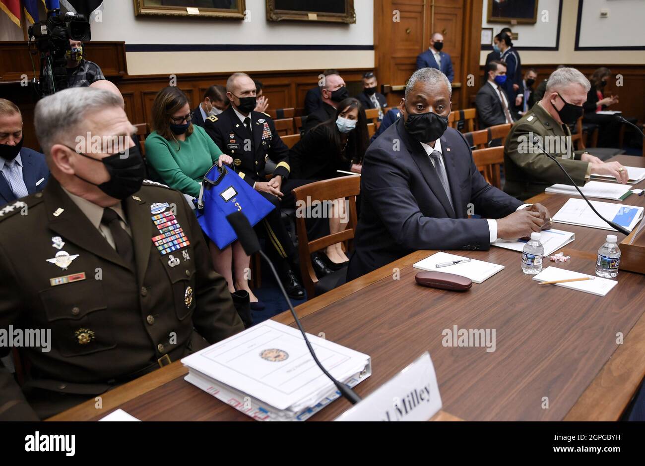 Verteidigungsminister Lloyd J. Austin (C), Vorsitzender der Joint Chiefs of Staff General Mark A. Milley (L) und Marine Corps General Kenneth F. McKenzie (R), Kommandeur des US Central Command, Treffen Sie am 29. September 2021 in Washington, DC, bei einer Anhörung des Armed Services Committee des Repräsentantenhauses über den Abschluss der Militäroperationen in Afghanistan im Bürogebäude des Rayburn House auf dem Capitol Hill. Kredit: Olivier Douliery / Pool über CNP Stockfoto