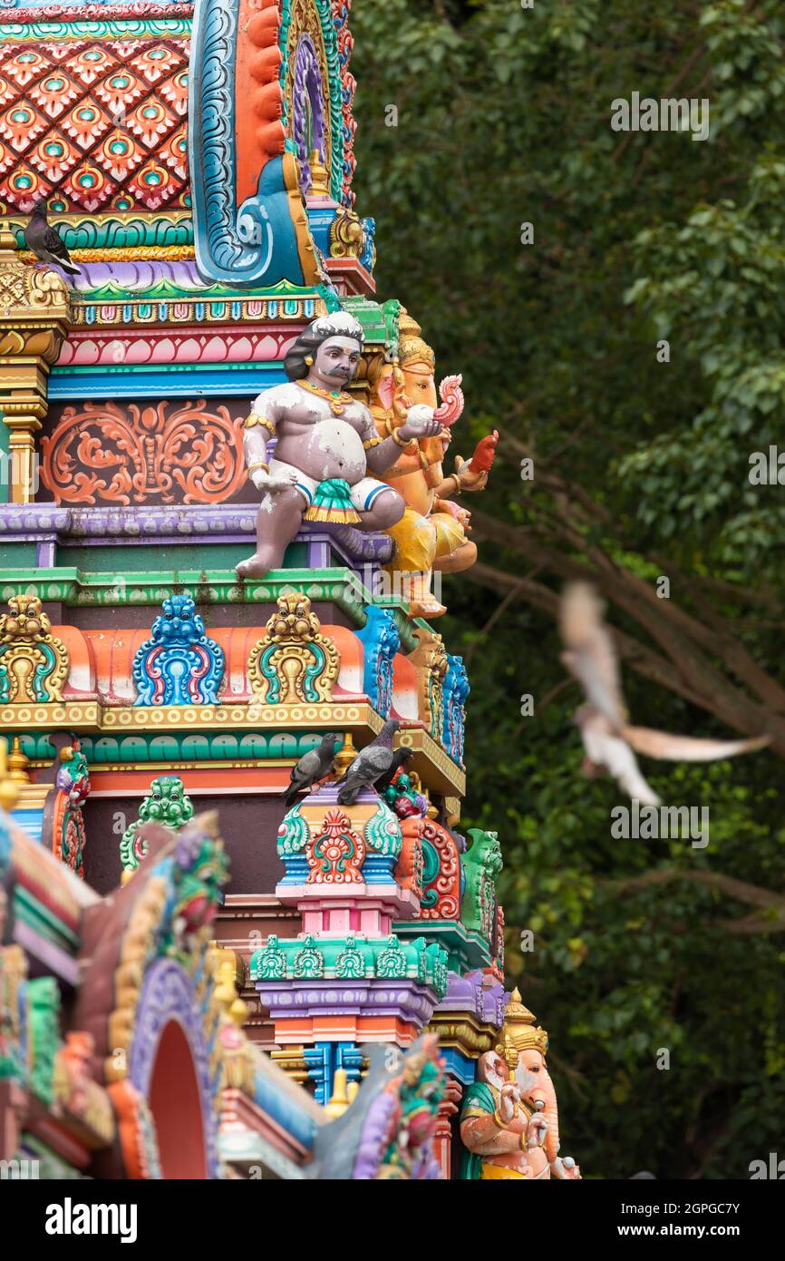 Nahaufnahme der religiösen dekorativen Motive der Hindu-Tempel, in der Nähe der Batu-Höhlen, im Gombak-Bezirk, Selangor, Malaysia Stockfoto