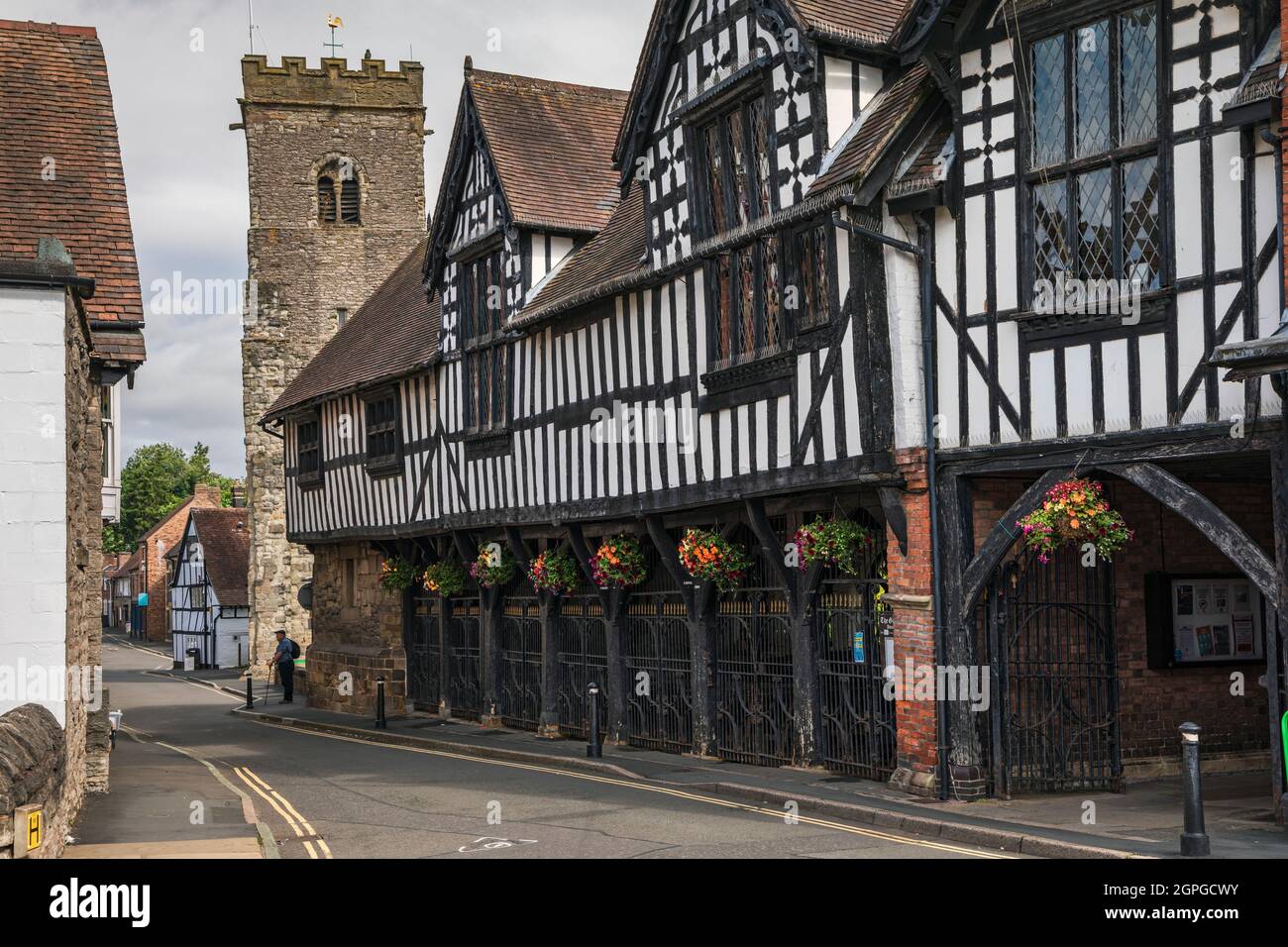 Die Guildhall and Holy Trinity Church in Much Wenlock, Shropshire Stockfoto