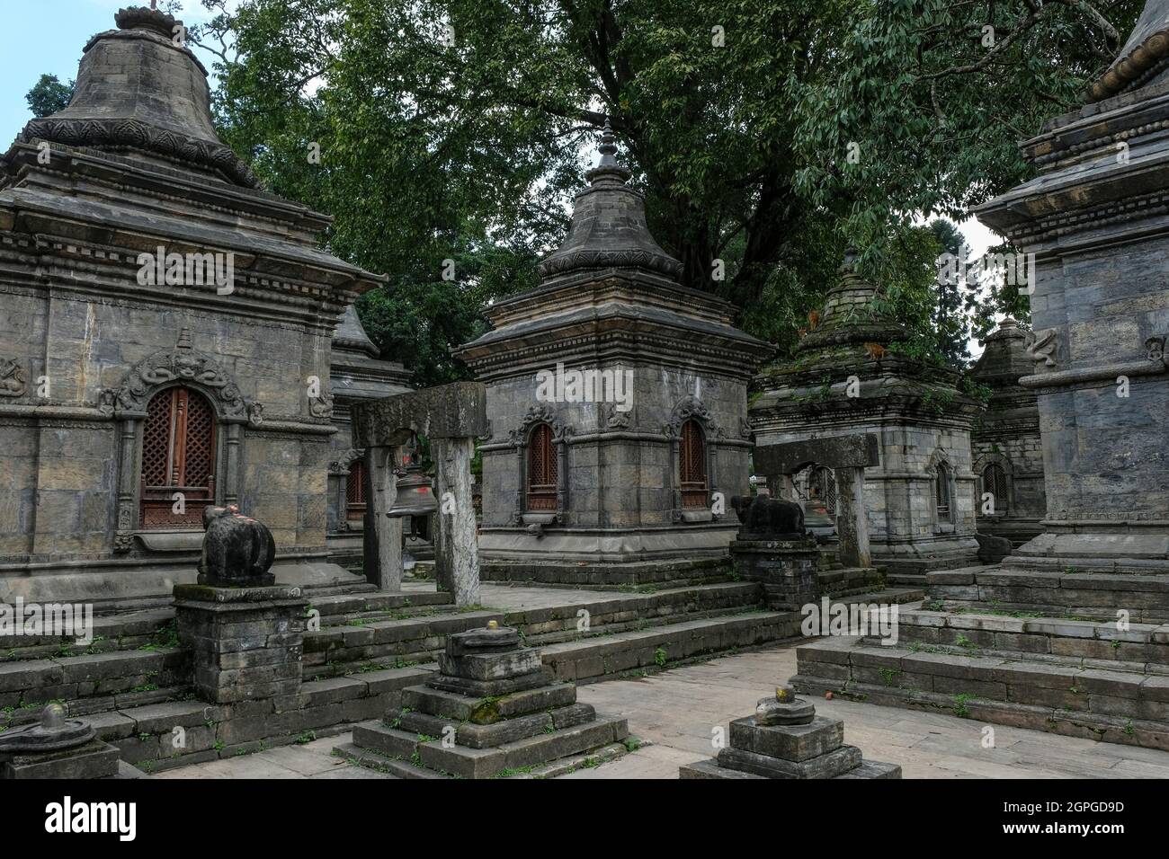 Lingam-Schreine am Pashupatinath-Tempel am Bagmati-Fluss in Kathmandu, Nepal. Stockfoto