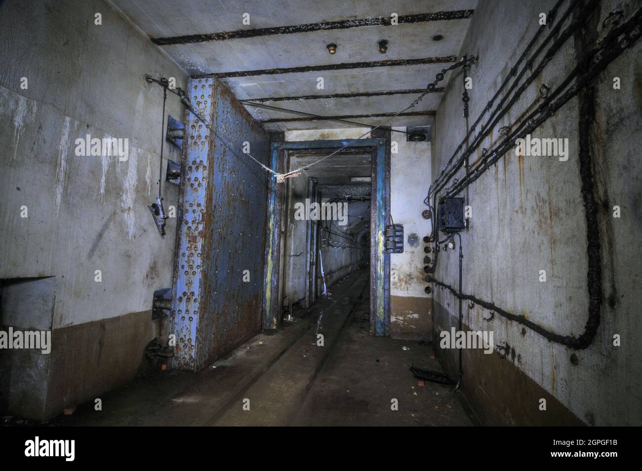 Rue de Latiremont, Frankreich, 12. Juli 2010. Das Gros Ouvrage von Latiremont liegt 10 km östlich von Longuyon in Frankreich. Von September 1939 bis Juni 1940 feuerte Latiremont 14,452 75-mm-Runden und 4,234 81-mm-Runden auf deutsche Streitkräfte und zur Unterstützung benachbarter Einheiten. Die Ouvrage hat die Standardeingänge, beide Eingänge können aufgrund der Anordnung der Festung gleichzeitig besichtigt werden. Der Zugang zur Hauptgalerie erfolgt mit dem Aufzug im Munitionseingang und über eine Treppe im Männereingang. Das Fort hat 6 Blöcke - 3 Artillerie und 3 Infanterie. Mehr als 1,200 Meter (3,900 Fuß) unterirdischer Galle Stockfoto