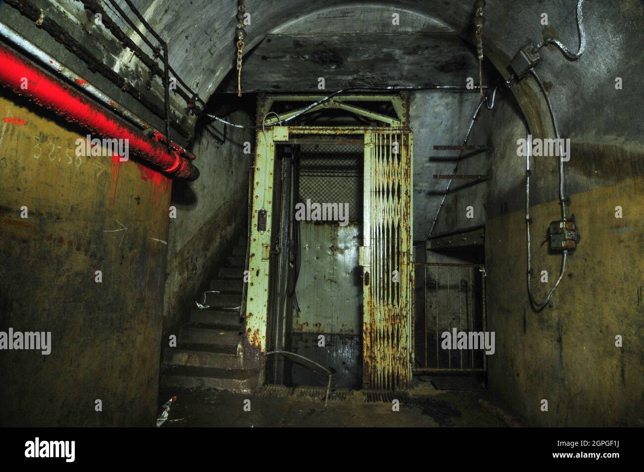 Rue de Latiremont, Frankreich, 12. Juli 2010. Das Gros Ouvrage von Latiremont liegt 10 km östlich von Longuyon in Frankreich. Von September 1939 bis Juni 1940 feuerte Latiremont 14,452 75-mm-Runden und 4,234 81-mm-Runden auf deutsche Streitkräfte und zur Unterstützung benachbarter Einheiten. Die Ouvrage hat die Standardeingänge, beide Eingänge können aufgrund der Anordnung der Festung gleichzeitig besichtigt werden. Der Zugang zur Hauptgalerie erfolgt mit dem Aufzug im Munitionseingang und über eine Treppe im Männereingang. Das Fort hat 6 Blöcke - 3 Artillerie und 3 Infanterie. Mehr als 1,200 Meter (3,900 Fuß) unterirdischer Galle Stockfoto