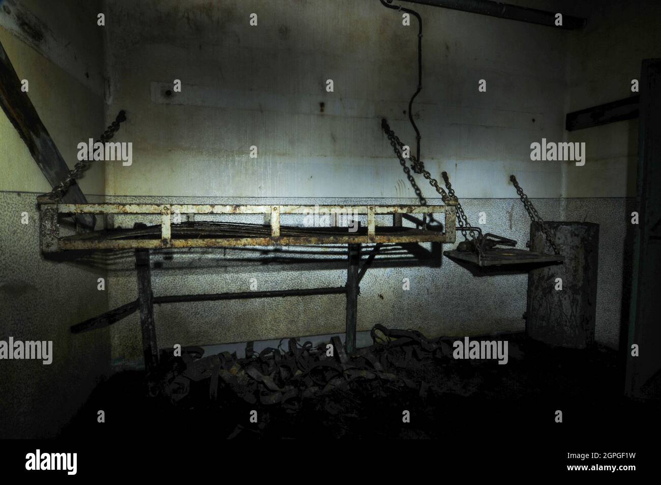 Rue de Latiremont, Frankreich, 12. Juli 2010. Das Gros Ouvrage von Latiremont liegt 10 km östlich von Longuyon in Frankreich. Von September 1939 bis Juni 1940 feuerte Latiremont 14,452 75-mm-Runden und 4,234 81-mm-Runden auf deutsche Streitkräfte und zur Unterstützung benachbarter Einheiten. Die Ouvrage hat die Standardeingänge, beide Eingänge können aufgrund der Anordnung der Festung gleichzeitig besichtigt werden. Der Zugang zur Hauptgalerie erfolgt mit dem Aufzug im Munitionseingang und über eine Treppe im Männereingang. Das Fort hat 6 Blöcke - 3 Artillerie und 3 Infanterie. Mehr als 1,200 Meter (3,900 Fuß) unterirdischer Galle Stockfoto