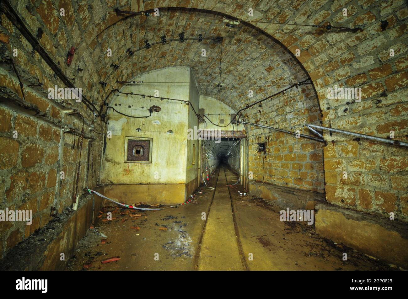 Rue de Latiremont, Frankreich, 12. Juli 2010. Das Gros Ouvrage von Latiremont liegt 10 km östlich von Longuyon in Frankreich. Von September 1939 bis Juni 1940 feuerte Latiremont 14,452 75-mm-Runden und 4,234 81-mm-Runden auf deutsche Streitkräfte und zur Unterstützung benachbarter Einheiten. Die Ouvrage hat die Standardeingänge, beide Eingänge können aufgrund der Anordnung der Festung gleichzeitig besichtigt werden. Der Zugang zur Hauptgalerie erfolgt mit dem Aufzug im Munitionseingang und über eine Treppe im Männereingang. Das Fort hat 6 Blöcke - 3 Artillerie und 3 Infanterie. Mehr als 1,200 Meter (3,900 Fuß) unterirdischer Galle Stockfoto