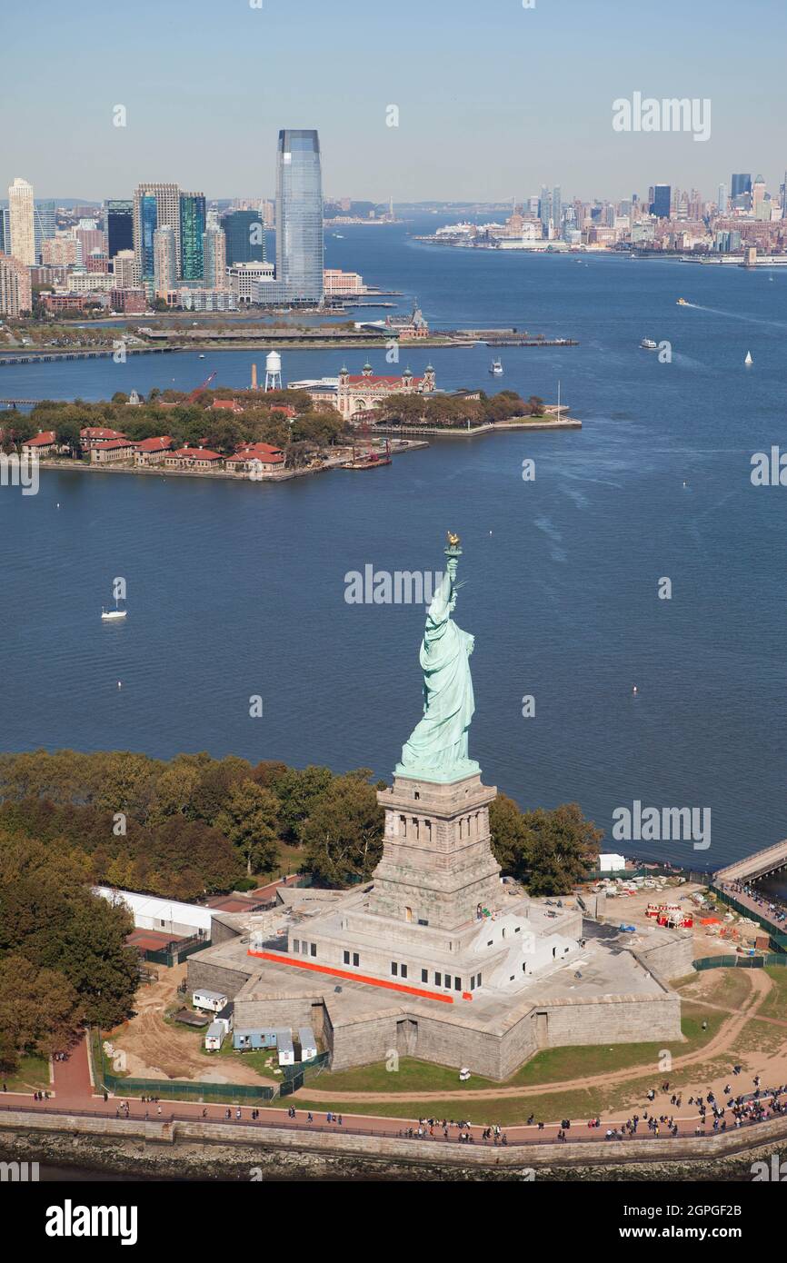 Das Freiheitsstatue National Monument aus der Luft mit Ellis Island, Manhattan, dem East River und Brooklyn im Hintergrund Stockfoto