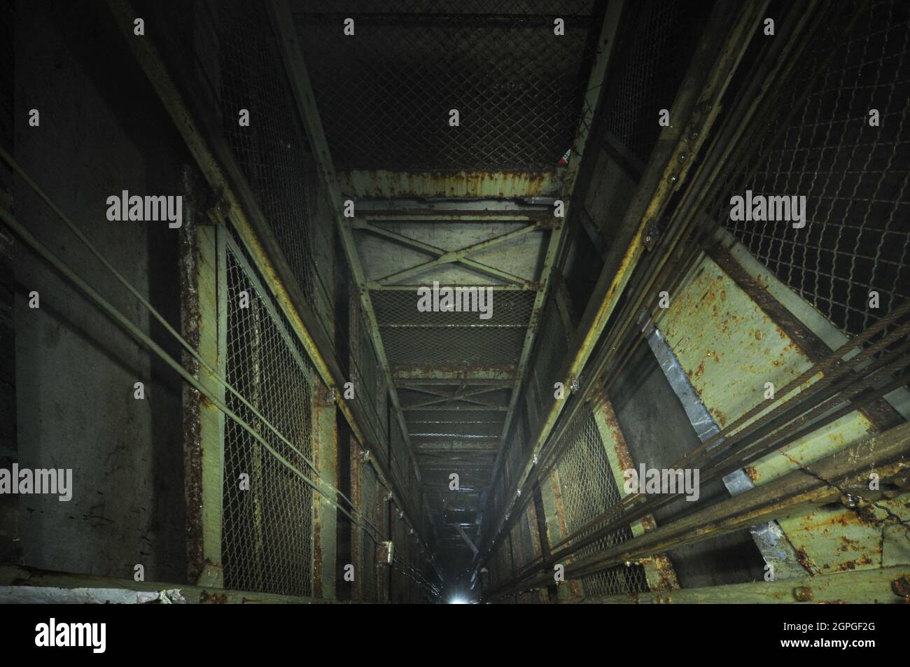 Rue de Latiremont, Frankreich, 12. Juli 2010. Das Gros Ouvrage von Latiremont liegt 10 km östlich von Longuyon in Frankreich. Von September 1939 bis Juni 1940 feuerte Latiremont 14,452 75-mm-Runden und 4,234 81-mm-Runden auf deutsche Streitkräfte und zur Unterstützung benachbarter Einheiten. Die Ouvrage hat die Standardeingänge, beide Eingänge können aufgrund der Anordnung der Festung gleichzeitig besichtigt werden. Der Zugang zur Hauptgalerie erfolgt mit dem Aufzug im Munitionseingang und über eine Treppe im Männereingang. Das Fort hat 6 Blöcke - 3 Artillerie und 3 Infanterie. Mehr als 1,200 Meter (3,900 Fuß) unterirdischer Galle Stockfoto