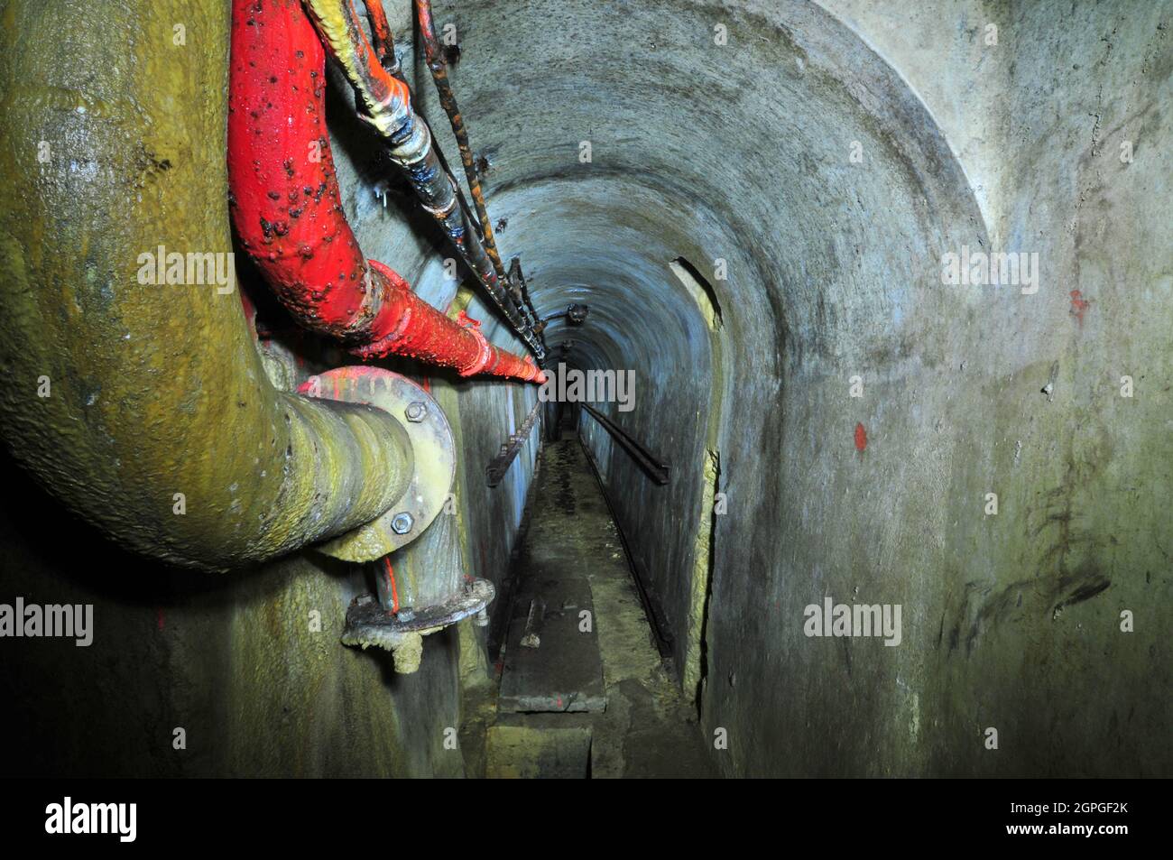 Rue de Latiremont, Frankreich, 12. Juli 2010. Das Gros Ouvrage von Latiremont liegt 10 km östlich von Longuyon in Frankreich. Von September 1939 bis Juni 1940 feuerte Latiremont 14,452 75-mm-Runden und 4,234 81-mm-Runden auf deutsche Streitkräfte und zur Unterstützung benachbarter Einheiten. Die Ouvrage hat die Standardeingänge, beide Eingänge können aufgrund der Anordnung der Festung gleichzeitig besichtigt werden. Der Zugang zur Hauptgalerie erfolgt mit dem Aufzug im Munitionseingang und über eine Treppe im Männereingang. Das Fort hat 6 Blöcke - 3 Artillerie und 3 Infanterie. Mehr als 1,200 Meter (3,900 Fuß) unterirdischer Galle Stockfoto