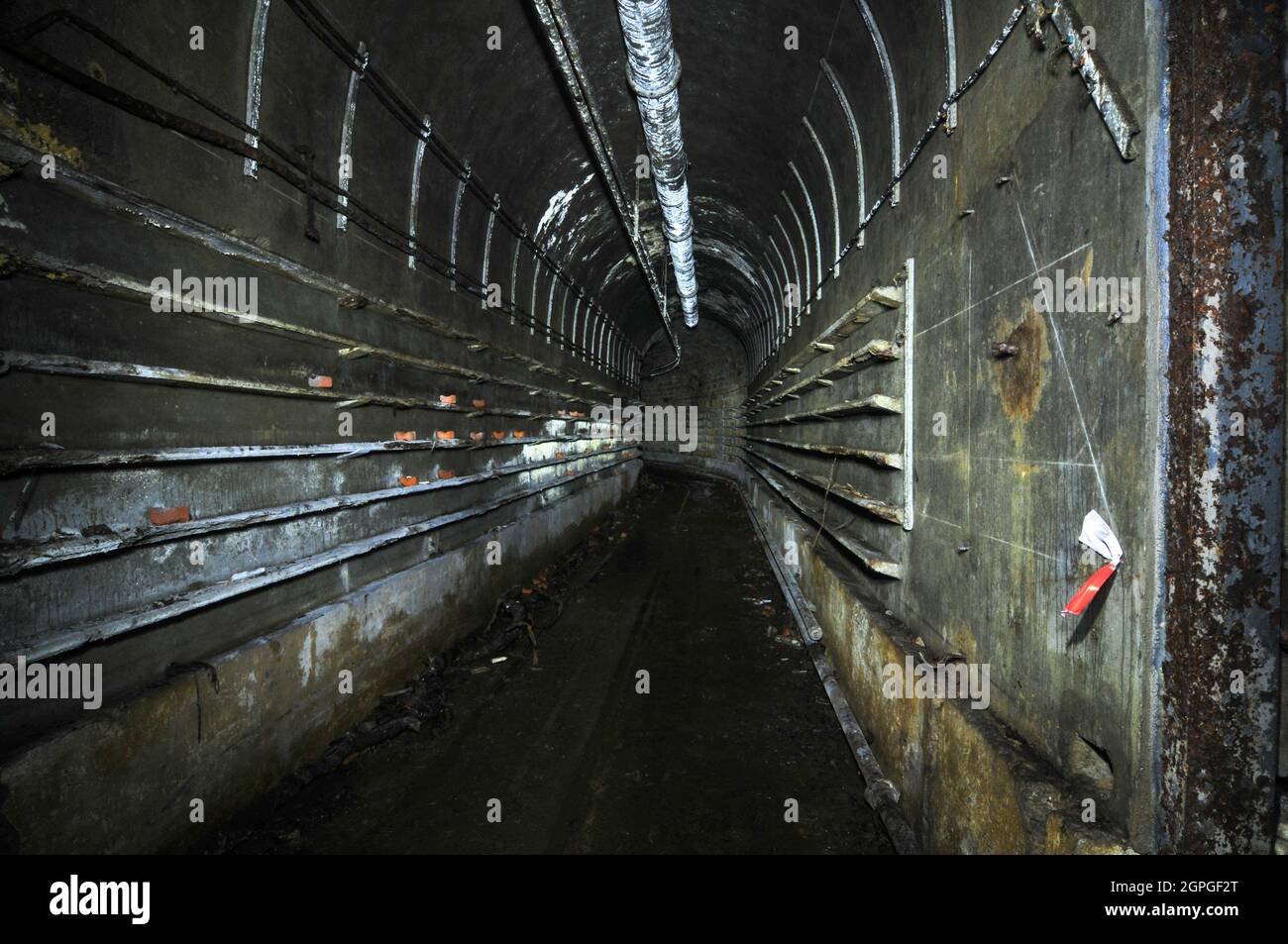 Rue de Latiremont, Frankreich, 12. Juli 2010. Das Gros Ouvrage von Latiremont liegt 10 km östlich von Longuyon in Frankreich. Von September 1939 bis Juni 1940 feuerte Latiremont 14,452 75-mm-Runden und 4,234 81-mm-Runden auf deutsche Streitkräfte und zur Unterstützung benachbarter Einheiten. Die Ouvrage hat die Standardeingänge, beide Eingänge können aufgrund der Anordnung der Festung gleichzeitig besichtigt werden. Der Zugang zur Hauptgalerie erfolgt mit dem Aufzug im Munitionseingang und über eine Treppe im Männereingang. Das Fort hat 6 Blöcke - 3 Artillerie und 3 Infanterie. Mehr als 1,200 Meter (3,900 Fuß) unterirdischer Galle Stockfoto