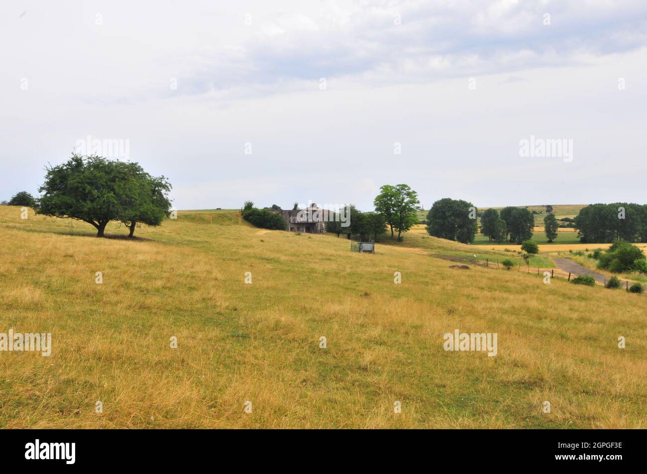 Rue de Latiremont, Frankreich, 12. Juli 2010. Das Gros Ouvrage von Latiremont liegt 10 km östlich von Longuyon in Frankreich. Von September 1939 bis Juni 1940 feuerte Latiremont 14,452 75-mm-Runden und 4,234 81-mm-Runden auf deutsche Streitkräfte und zur Unterstützung benachbarter Einheiten. Die Ouvrage hat die Standardeingänge, beide Eingänge können aufgrund der Anordnung der Festung gleichzeitig besichtigt werden. Der Zugang zur Hauptgalerie erfolgt mit dem Aufzug im Munitionseingang und über eine Treppe im Männereingang. Das Fort hat 6 Blöcke - 3 Artillerie und 3 Infanterie. Mehr als 1,200 Meter (3,900 Fuß) unterirdischer Galle Stockfoto