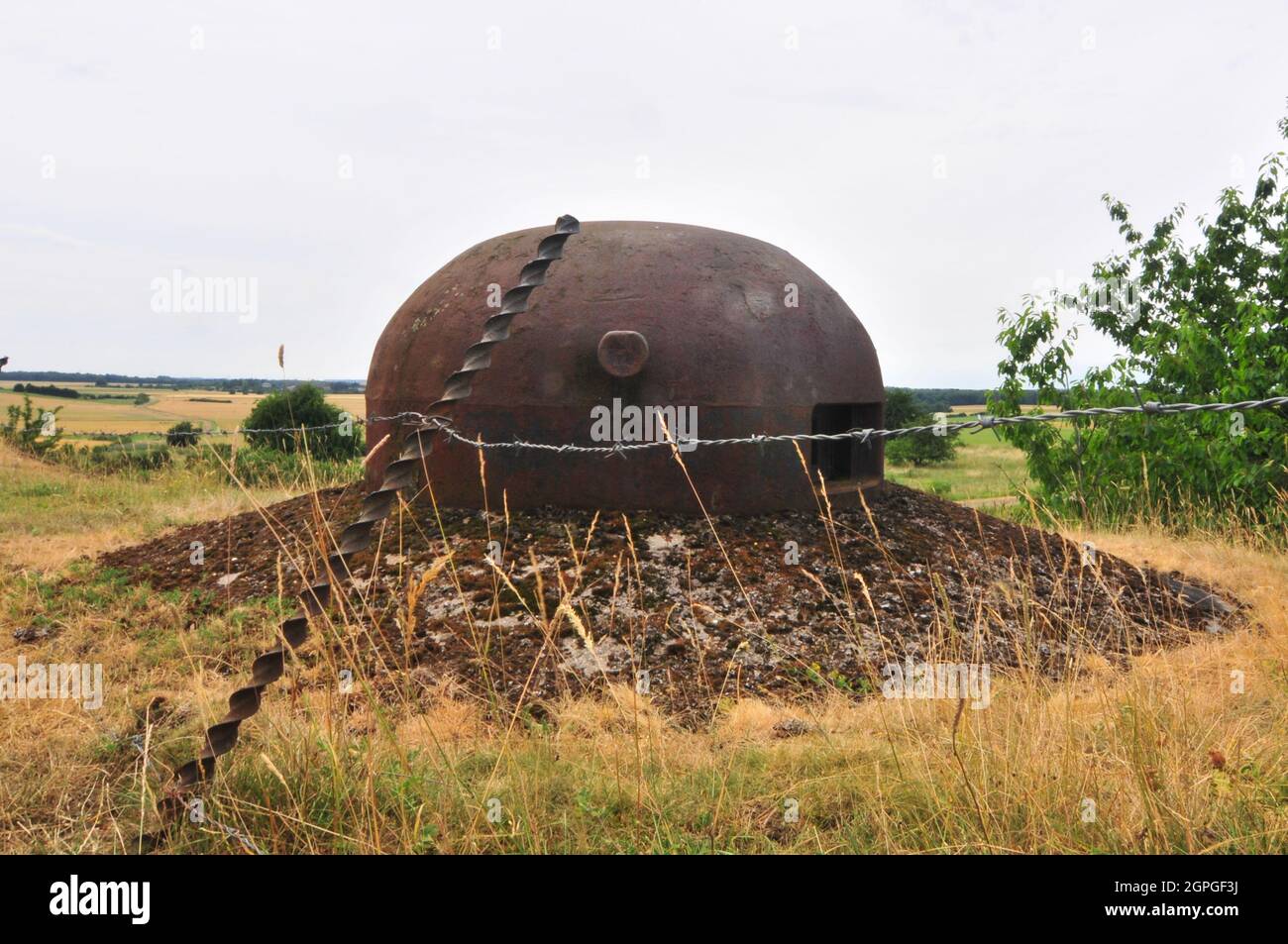 Rue de Latiremont, Frankreich, 12. Juli 2010. Das Gros Ouvrage von Latiremont liegt 10 km östlich von Longuyon in Frankreich. Von September 1939 bis Juni 1940 feuerte Latiremont 14,452 75-mm-Runden und 4,234 81-mm-Runden auf deutsche Streitkräfte und zur Unterstützung benachbarter Einheiten. Die Ouvrage hat die Standardeingänge, beide Eingänge können aufgrund der Anordnung der Festung gleichzeitig besichtigt werden. Der Zugang zur Hauptgalerie erfolgt mit dem Aufzug im Munitionseingang und über eine Treppe im Männereingang. Das Fort hat 6 Blöcke - 3 Artillerie und 3 Infanterie. Mehr als 1,200 Meter (3,900 Fuß) unterirdischer Galle Stockfoto