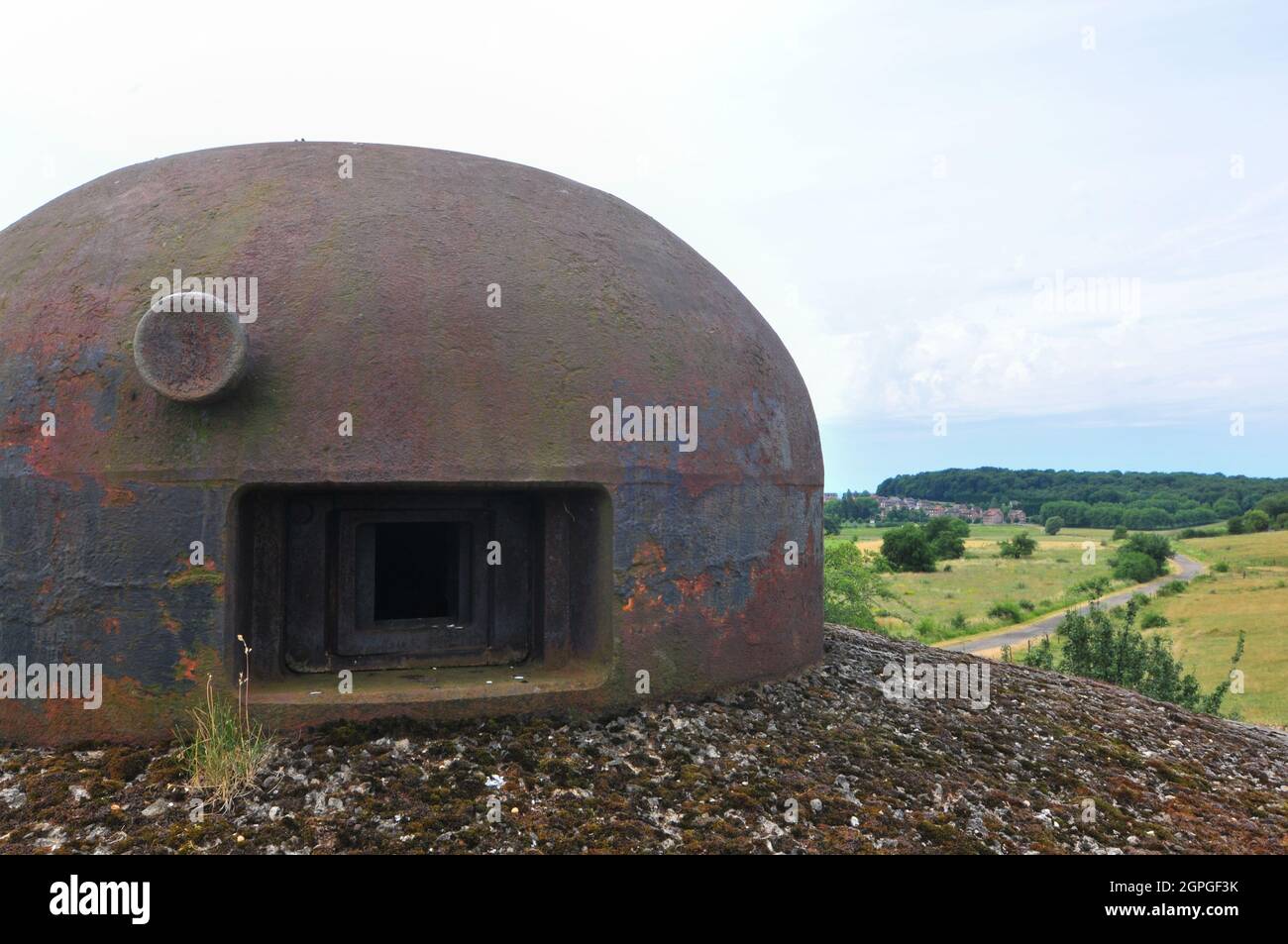 Rue de Latiremont, Frankreich, 12. Juli 2010. Das Gros Ouvrage von Latiremont liegt 10 km östlich von Longuyon in Frankreich. Von September 1939 bis Juni 1940 feuerte Latiremont 14,452 75-mm-Runden und 4,234 81-mm-Runden auf deutsche Streitkräfte und zur Unterstützung benachbarter Einheiten. Die Ouvrage hat die Standardeingänge, beide Eingänge können aufgrund der Anordnung der Festung gleichzeitig besichtigt werden. Der Zugang zur Hauptgalerie erfolgt mit dem Aufzug im Munitionseingang und über eine Treppe im Männereingang. Das Fort hat 6 Blöcke - 3 Artillerie und 3 Infanterie. Mehr als 1,200 Meter (3,900 Fuß) unterirdischer Galle Stockfoto