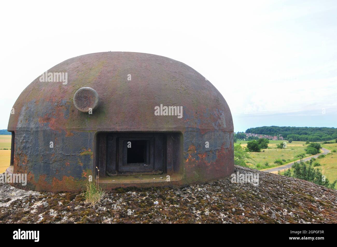 Rue de Latiremont, Frankreich, 12. Juli 2010. Das Gros Ouvrage von Latiremont liegt 10 km östlich von Longuyon in Frankreich. Von September 1939 bis Juni 1940 feuerte Latiremont 14,452 75-mm-Runden und 4,234 81-mm-Runden auf deutsche Streitkräfte und zur Unterstützung benachbarter Einheiten. Die Ouvrage hat die Standardeingänge, beide Eingänge können aufgrund der Anordnung der Festung gleichzeitig besichtigt werden. Der Zugang zur Hauptgalerie erfolgt mit dem Aufzug im Munitionseingang und über eine Treppe im Männereingang. Das Fort hat 6 Blöcke - 3 Artillerie und 3 Infanterie. Mehr als 1,200 Meter (3,900 Fuß) unterirdischer Galle Stockfoto