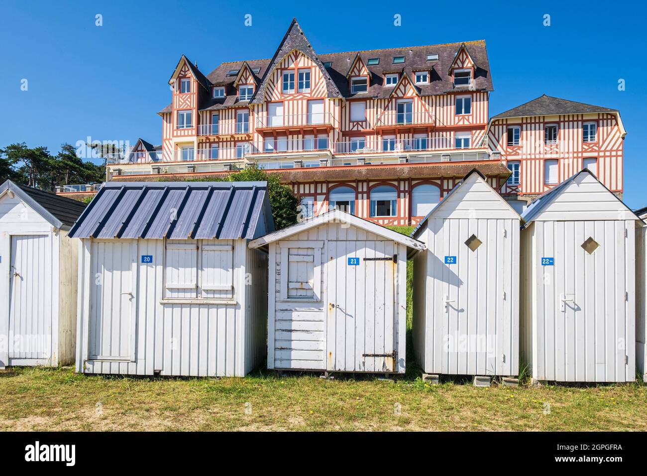 Frankreich, Cotes d'Armor, Saint-Cast-le-Guildo, ehemaliges Grand Hotel Ar VRO vor dem Great Beach entlang des Wanderwegs GR 34 oder Zollwegs Stockfoto
