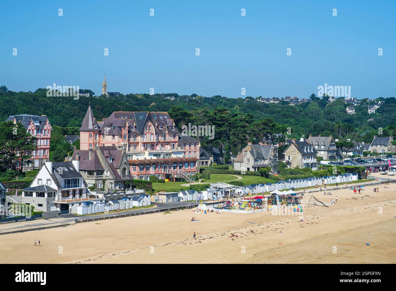 Frankreich, Cotes d'Armor, Saint-Cast-le-Guildo, ehemaliges Grand Hotel Ar VRO vor dem Great Beach entlang des Wanderwegs GR 34 oder Zollwegs Stockfoto