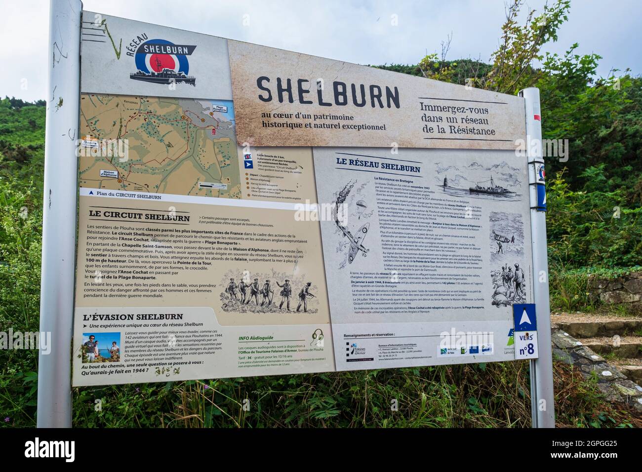 Frankreich, Cotes d'Armor, Plouha, Erklärungstafel des Shelburn Resistance Network während des Zweiten Weltkriegs entlang des Wanderweges GR 34 oder des Zollweges Stockfoto