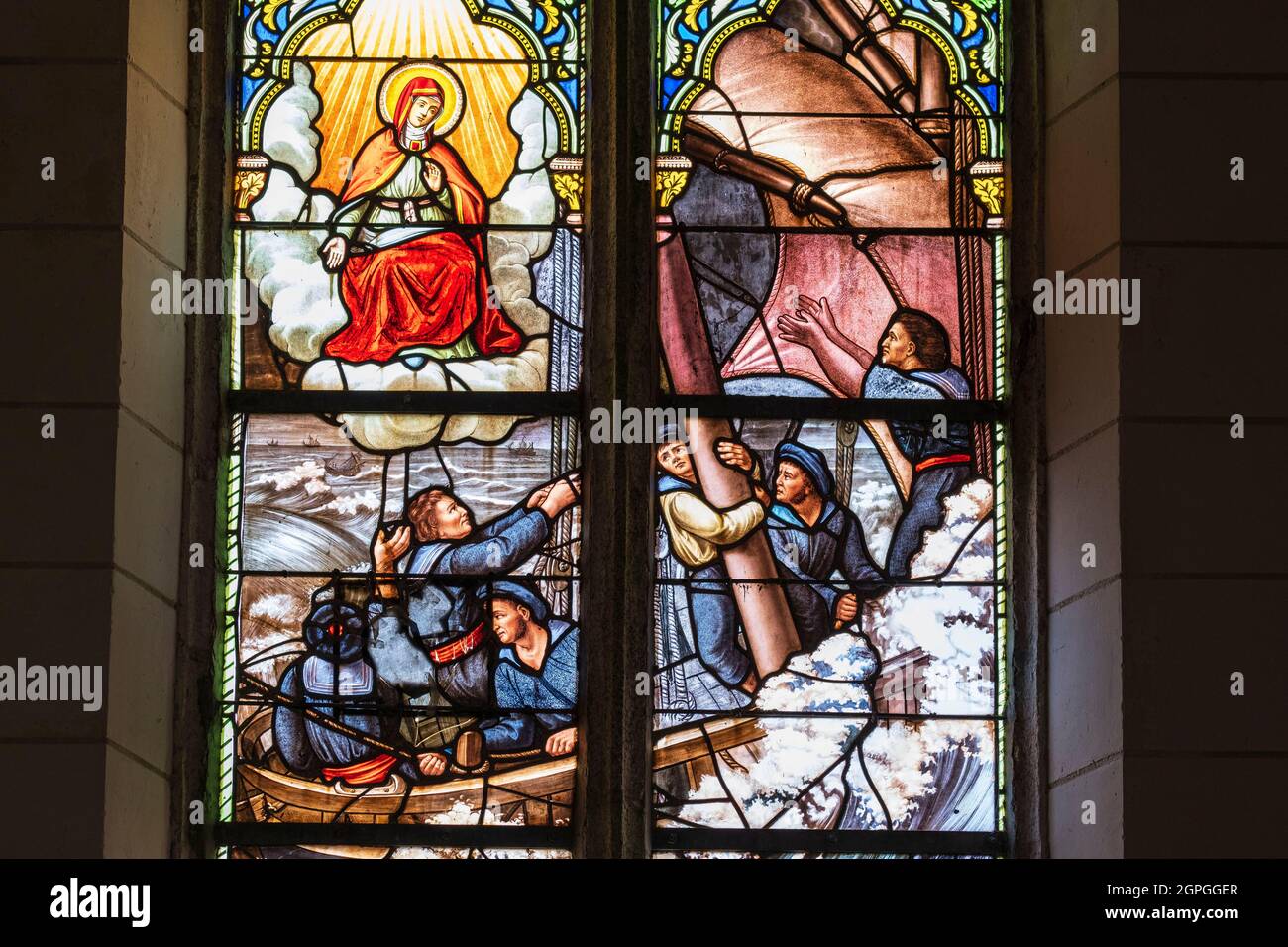 Frankreich, Morbihan, Groix Island, Le Bourg, Kapelle der Dreifaltigkeit, Buntglasfenster Stockfoto