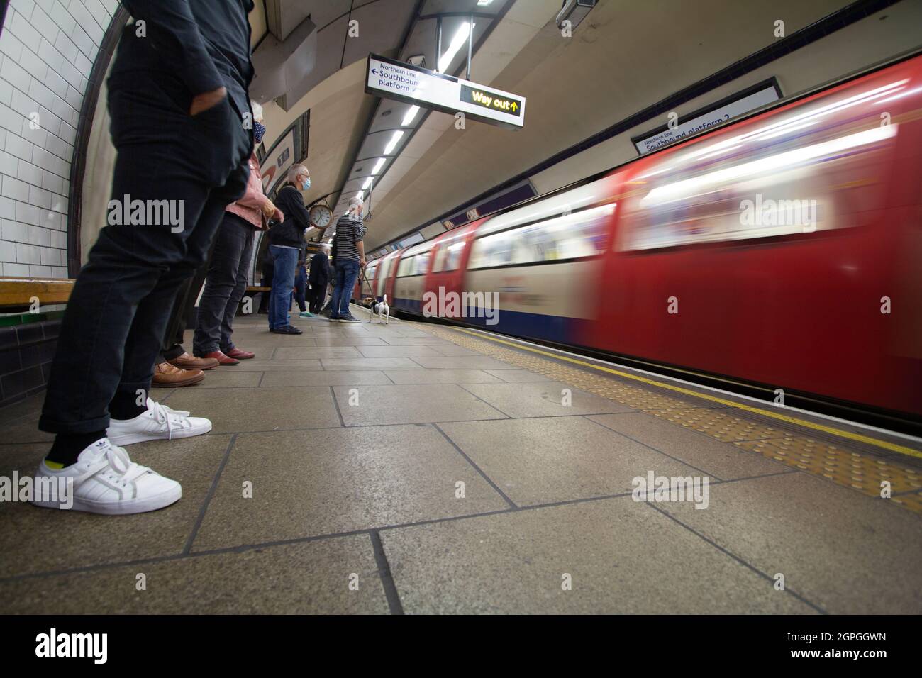 Rasende, verschwommene U-Bahn-Züge, die auf der TFL durch die Northern Line fahren, Transport for London, U-Bahn-Netz Stockfoto