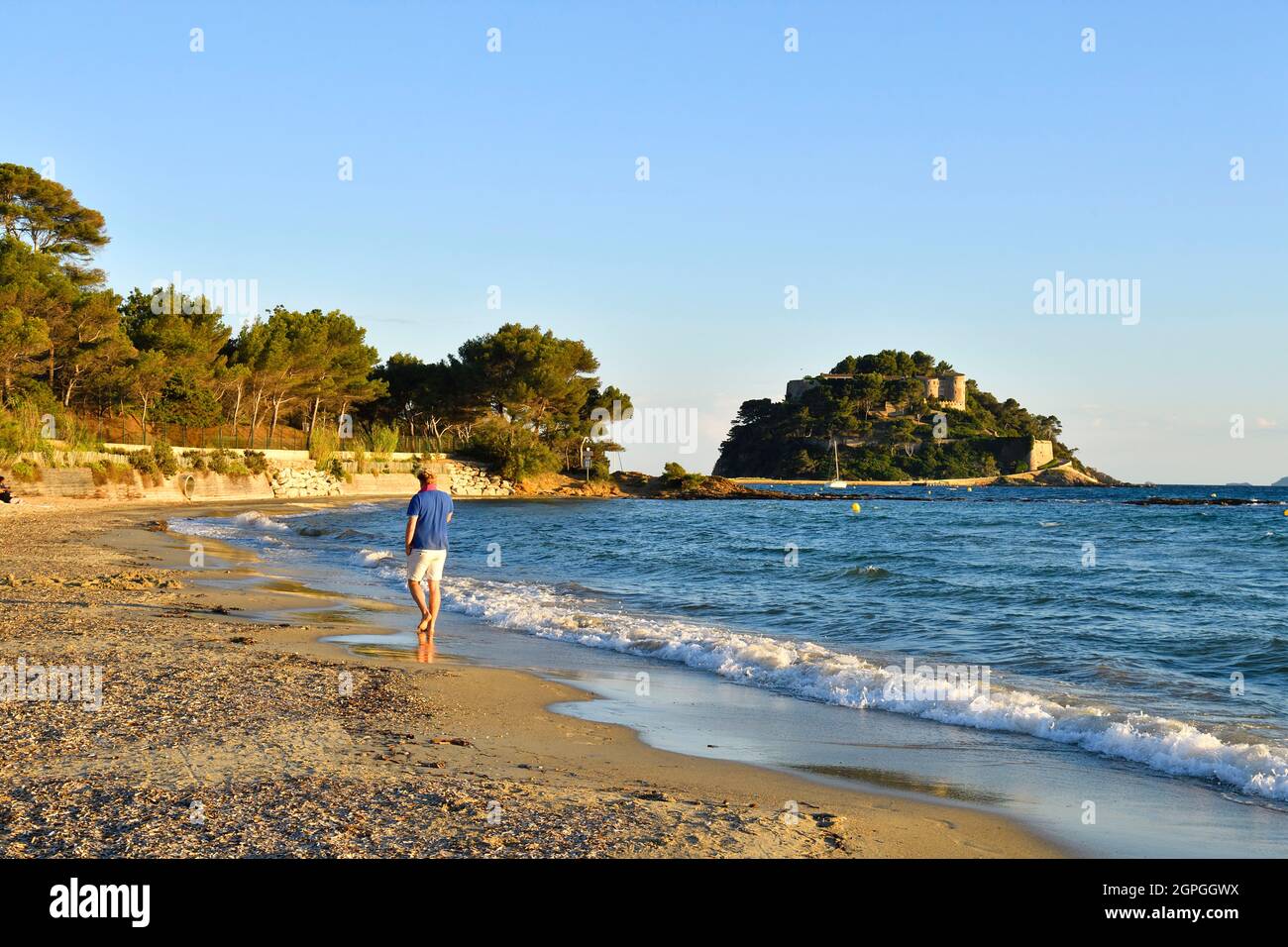 Frankreich, Var, Bormes les Mimosas, Cabasson Beach und Bregancon Fort Stockfoto