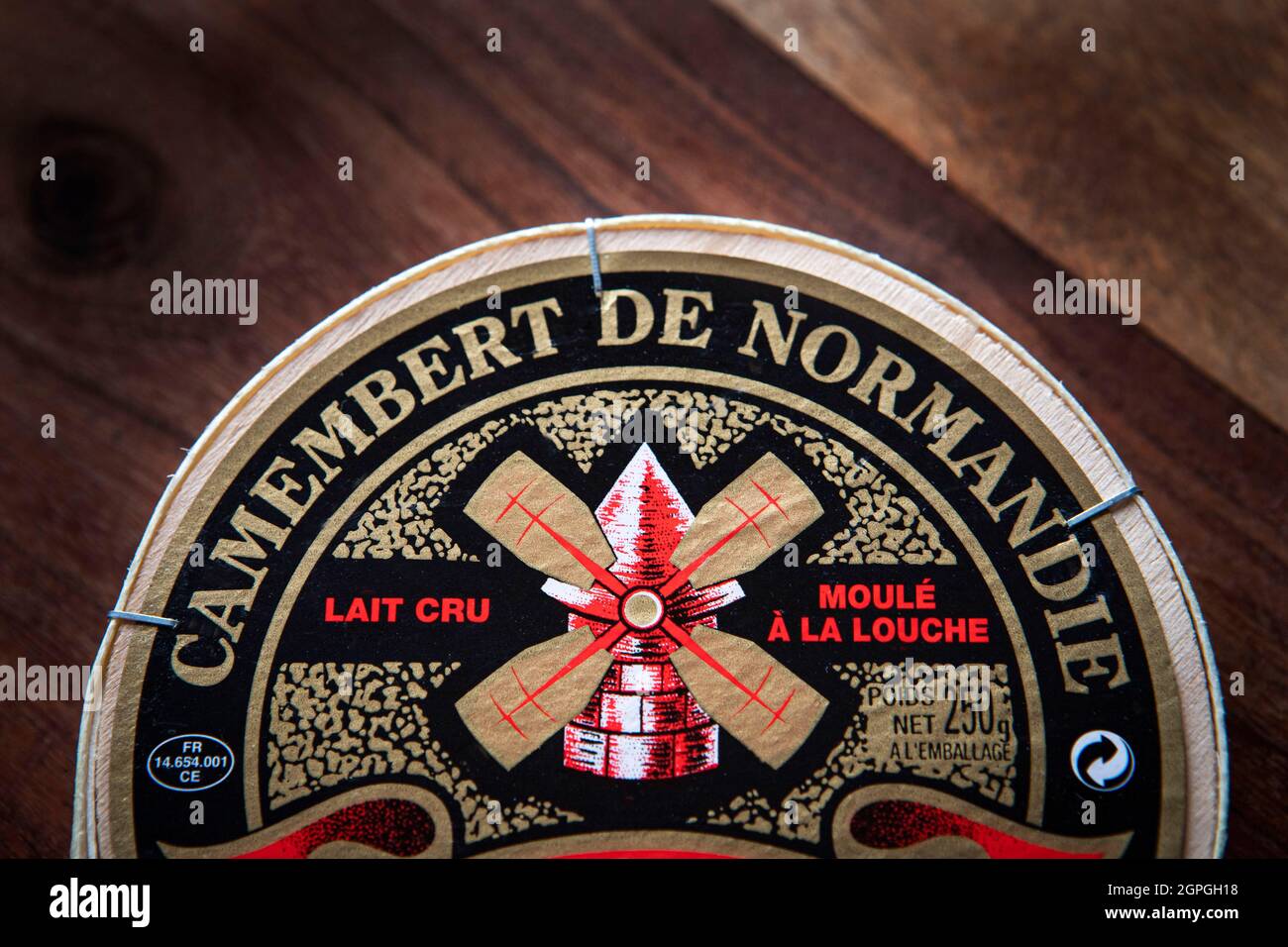 Frankreich, Calvados, Pays d'Auge, AOC Camembert de Normandie, weicher fermentierter Käse aus Kuhmilch, Schachtel Stockfoto