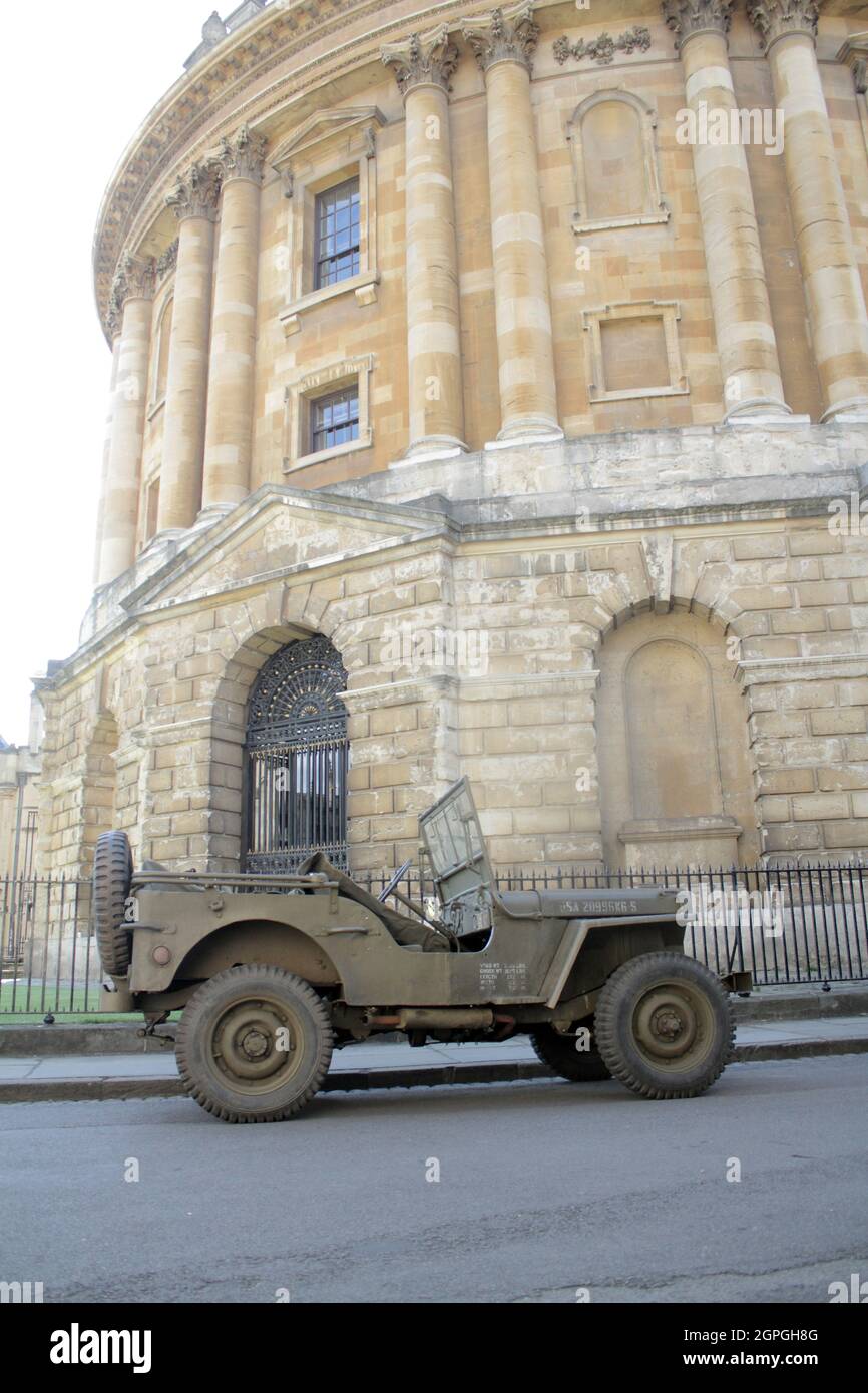 Masters of the Air Dreharbeiten in Oxford als Star Anthony Boyle in Militäruniform auftritt und Truppentransporte aus dem Zweiten Weltkrieg in die Stadt gebracht werden 8 Fotos (Kreditfotos Jack Ludlam) Stockfoto