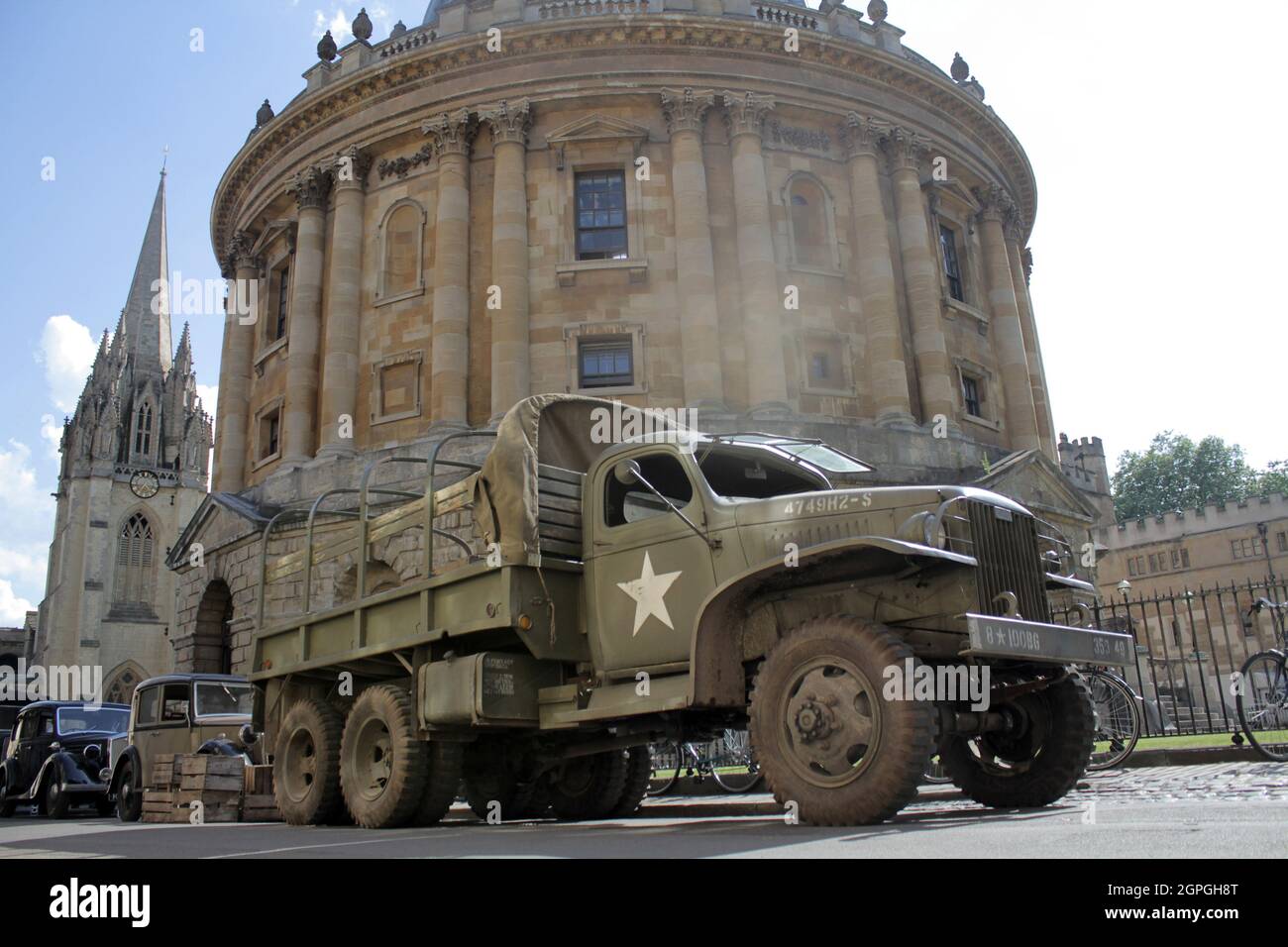 Masters of the Air Dreharbeiten in Oxford als Star Anthony Boyle in Militäruniform auftritt und Truppentransporte aus dem Zweiten Weltkrieg in die Stadt gebracht werden 8 Fotos (Kreditfotos Jack Ludlam) Stockfoto