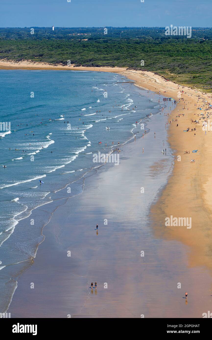 Frankreich, Charente Maritime, Dolus d'Oleron, Strand Vert Bois im Sommer (Luftaufnahme) Stockfoto