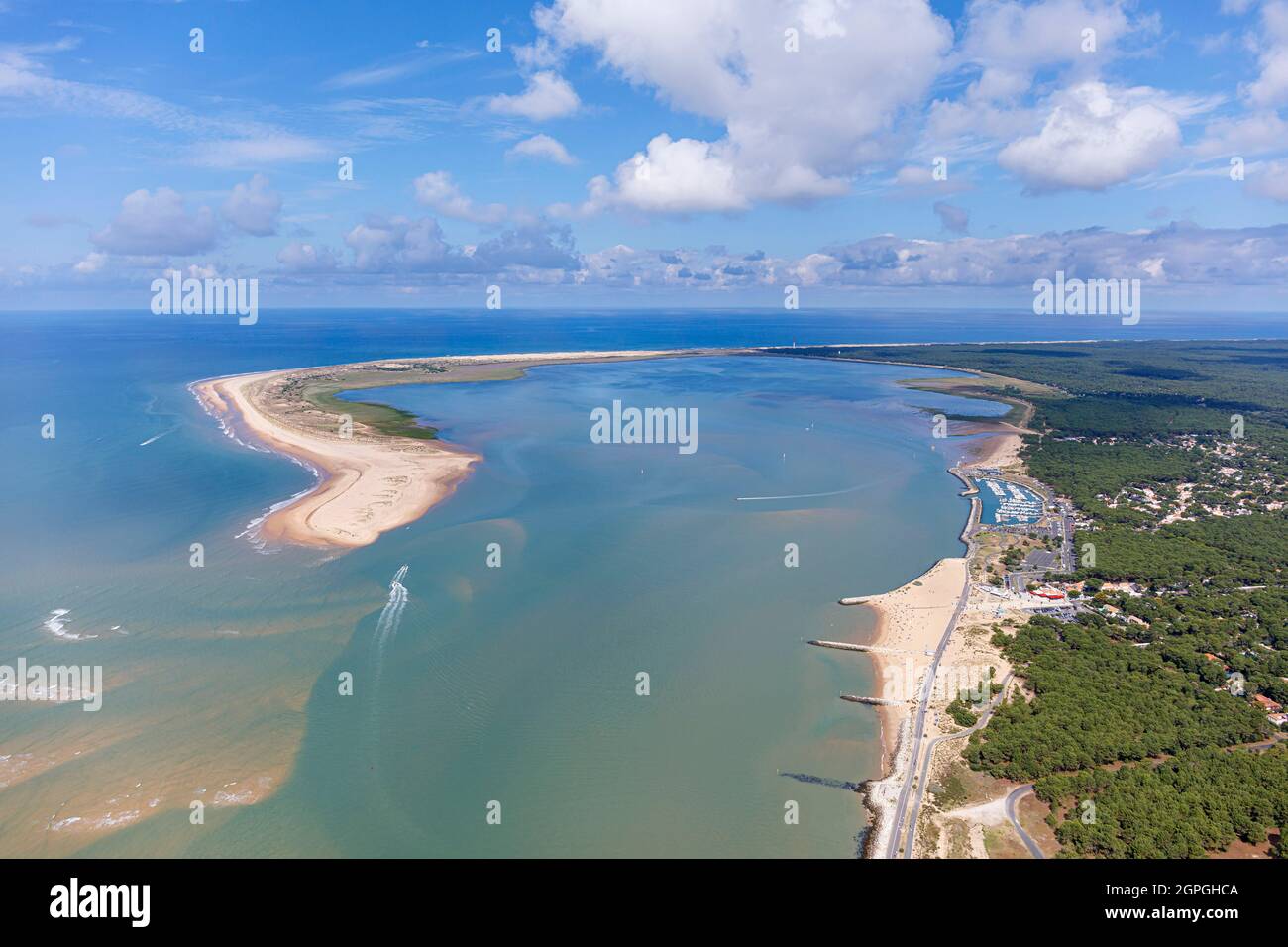 Frankreich, Charente Maritime, Les Mathes, pointe de la Coubre, Hafen und Wald von La Palmyre (Luftaufnahme) Stockfoto