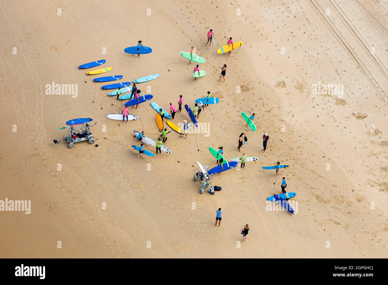 Frankreich, Charente Maritime, La Tremblade, Surfschule am Strand Cote Sauvage (Luftaufnahme) Stockfoto