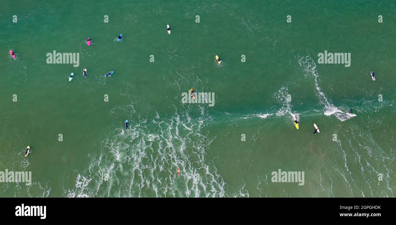 Frankreich, Charente Maritime, Le Grand Village Plage, la Grande Plage oder Plage de la Giraudière, Surfer (Luftaufnahme) Stockfoto