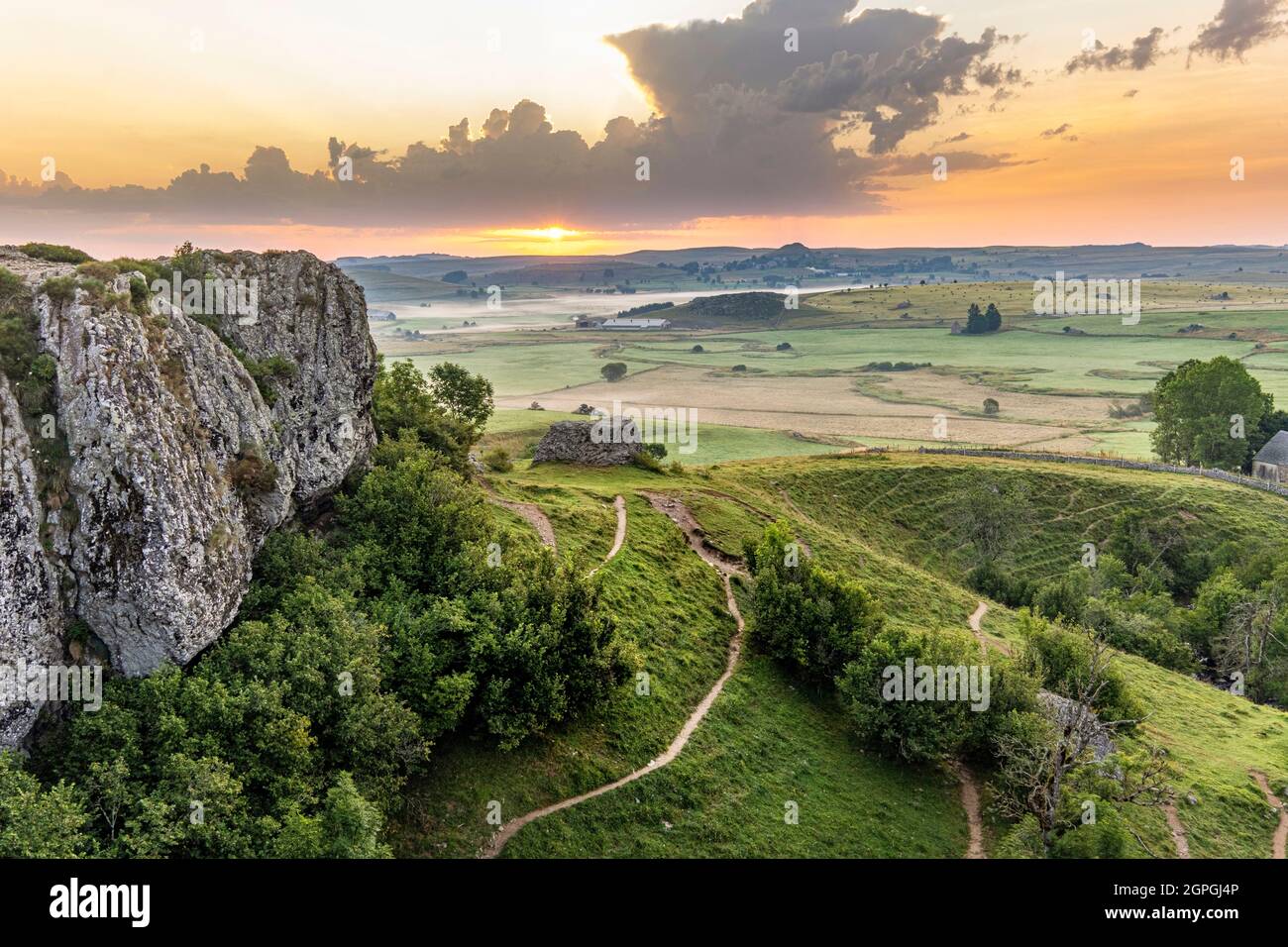 Frankreich, Lozere, Landschaft des regionalen Naturparks Aubrac vom Wasserfall Deroc aus gesehen, Nasbinals Stockfoto