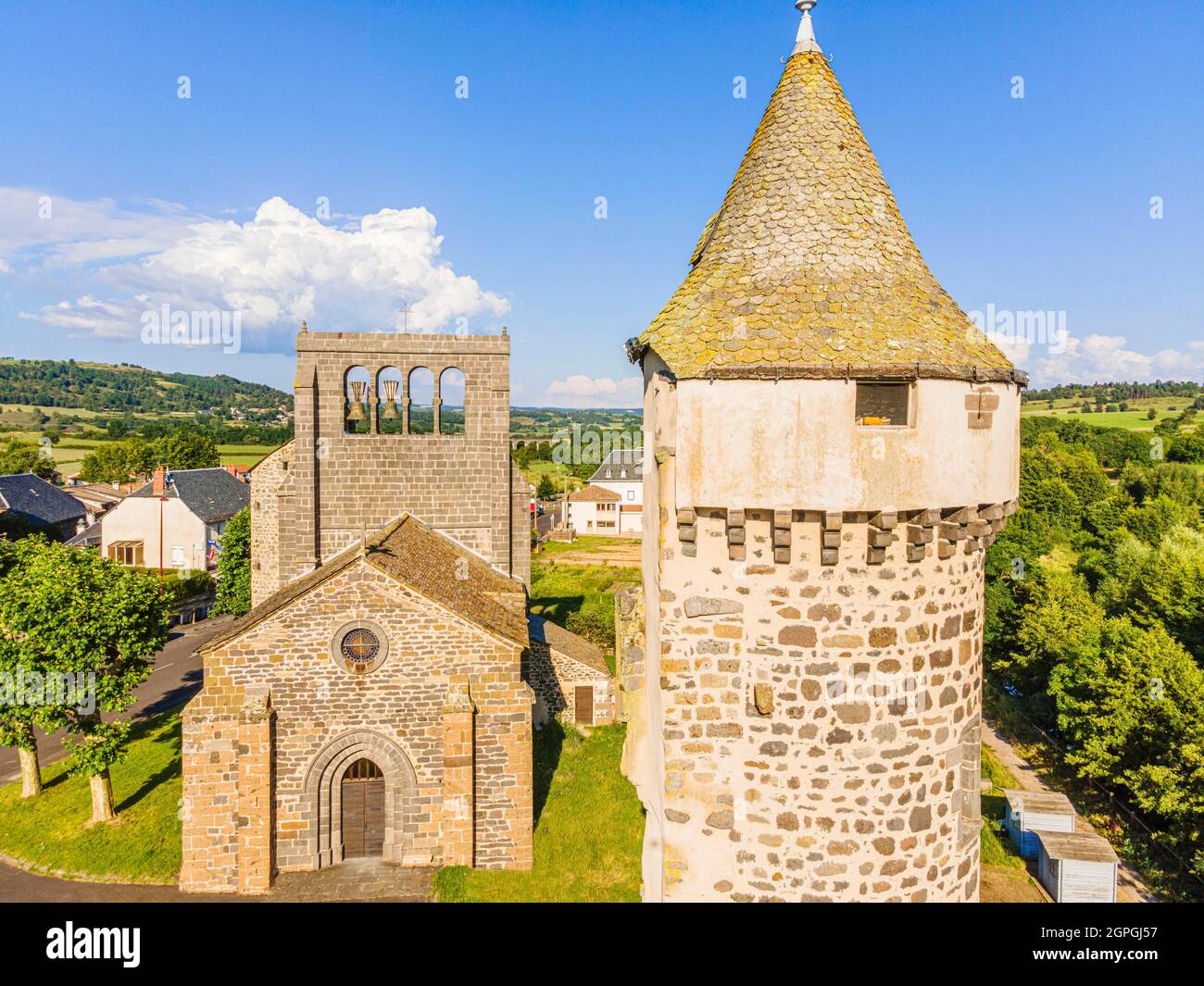 Frankreich, Cantal, Roffiac, Kirche Saint Gal und Burgturm, in der Nähe von Saint Flour (Luftaufnahme) Stockfoto