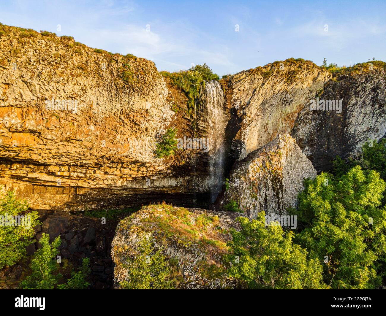 Frankreich, Lozere, regionaler Naturpark Aubrac, Nasbinals, Deroc-Wasserfall, Cascade du Deroc, basaltischer Fluss (Luftaufnahme) Stockfoto