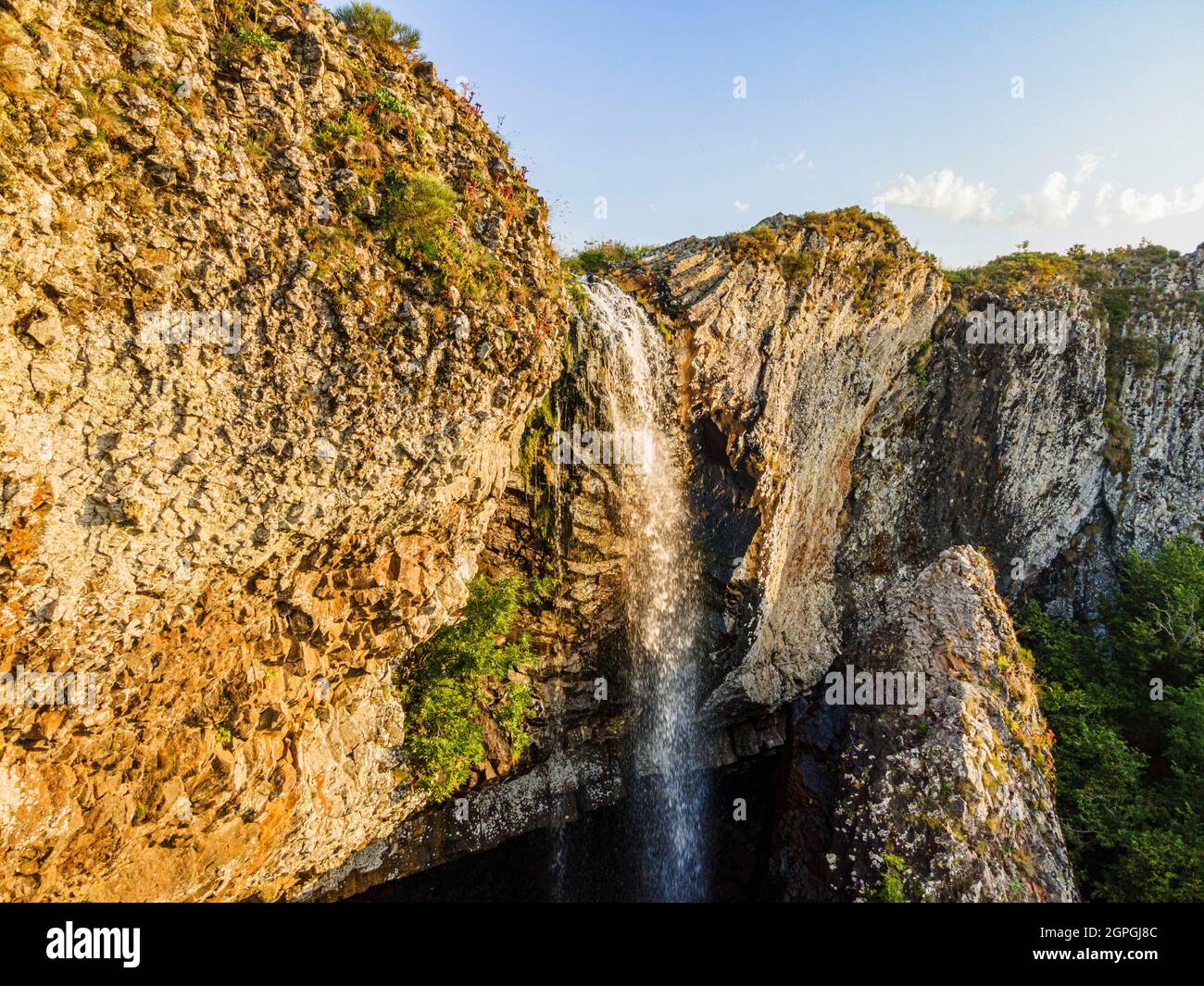 Frankreich, Lozere, regionaler Naturpark Aubrac, Nasbinals, Deroc-Wasserfall, Cascade du Deroc, basaltischer Fluss (Luftaufnahme) Stockfoto