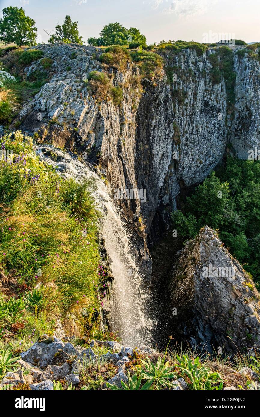 Frankreich, Lozere, regionaler Naturpark Aubrac, Nasbinals, Deroc-Wasserfall, Cascade du Deroc, basaltischer Fluss Stockfoto