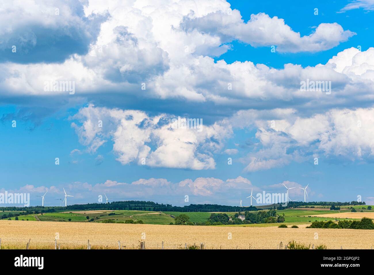 Frankreich, Cantal, Talizat, Windturbinen auf dem Planeze von Saint Flour Stockfoto