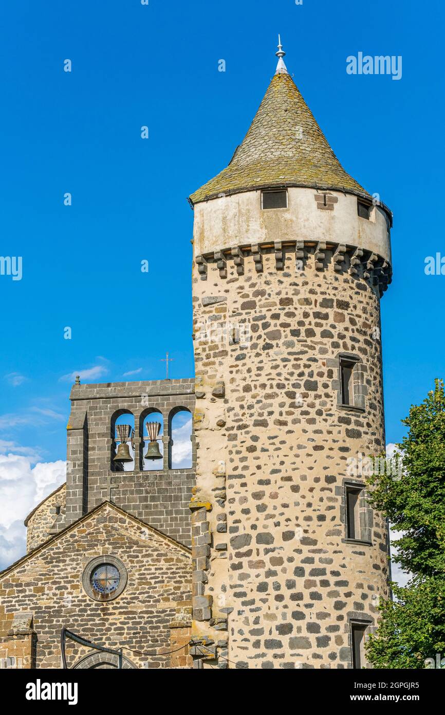 Frankreich, Cantal, Roffiac, Kirche Saint Gal und Burgturm, in der Nähe von Saint Flour Stockfoto