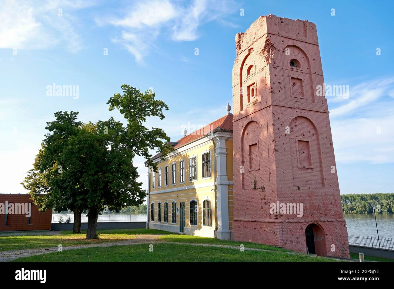 Kroatien, Slawonien, Vukovar, Schloss Eltz, Barockpalast aus dem 18. Jahrhundert, in dem sich das städtische Museum von Vukovar befindet, das nach dem Kroatienkrieg zerstört und 2011 restauriert wurde, haben einige Teile noch die Narben der Zusammenstöße Stockfoto