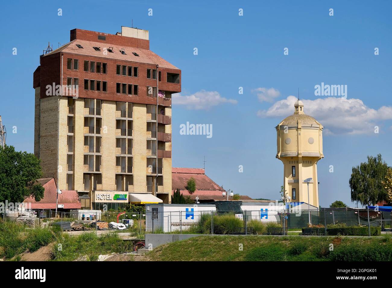 Kroatien, Slawonien, Vukovar, das teilweise restaurierte Hotel Dunav und der alte Wasserturm Stockfoto