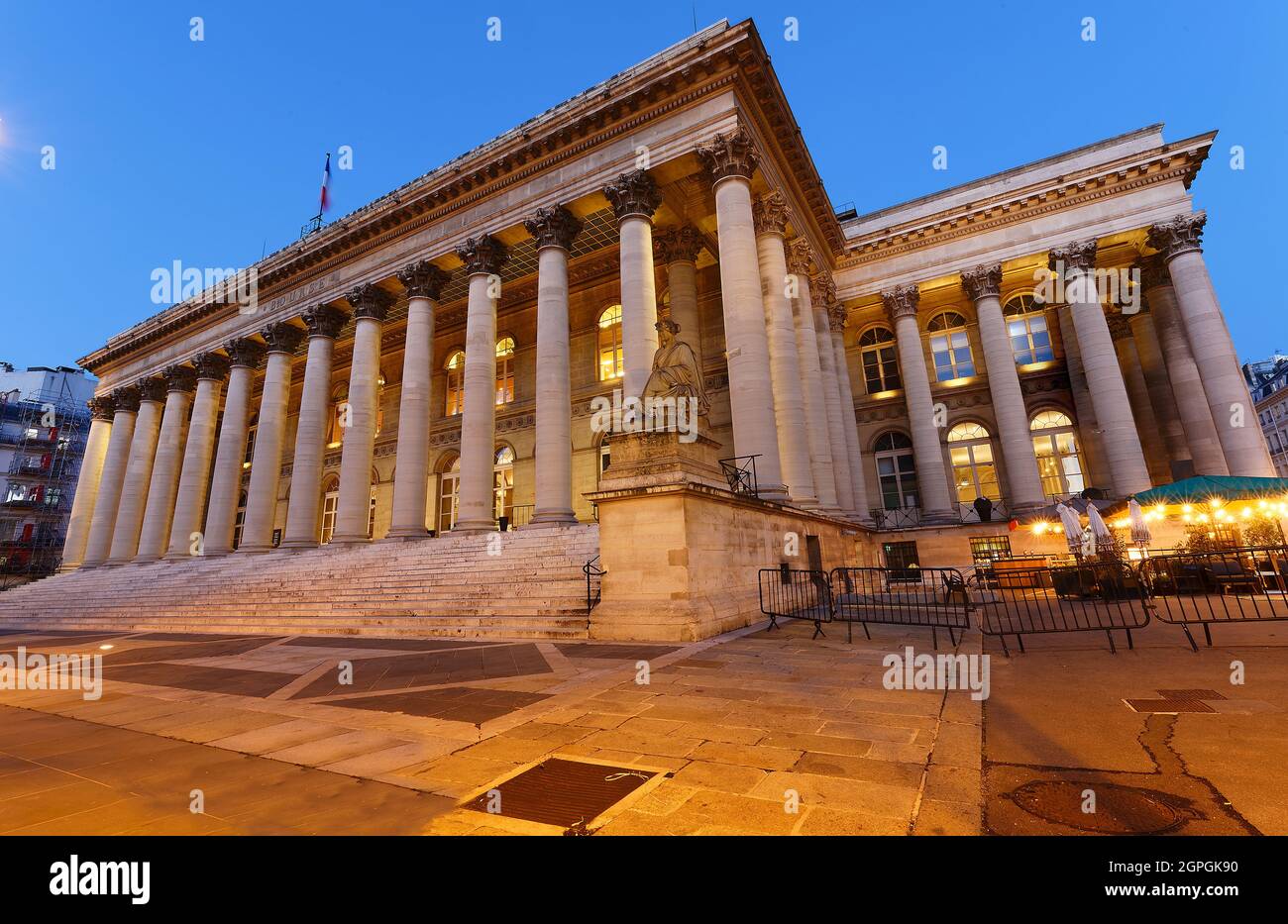Die Börse von Paris - brongniart Palast bei Nacht, Paris, Frankreich. Stockfoto