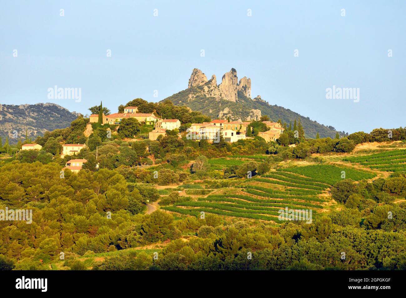 Frankreich, Vaucluse, Dentelles de Montmirail Mountains, Dorf Suzette Stockfoto